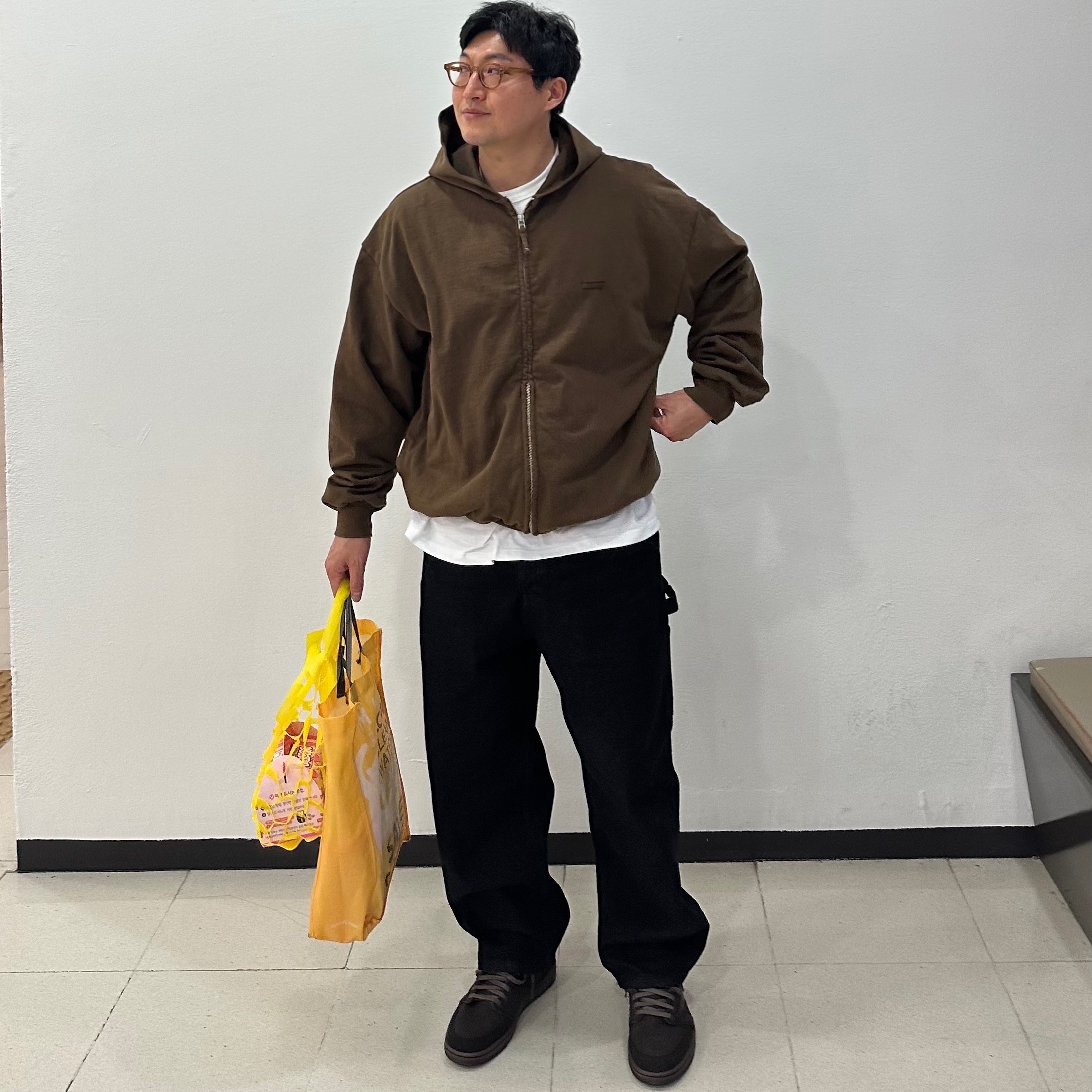 Jordan 1 x Travis Scott Retro Low OG SP Velvet Brown and Dark Mocha, Carhartt WIP Brandon Pants Black Stone Washed 착용 스타일