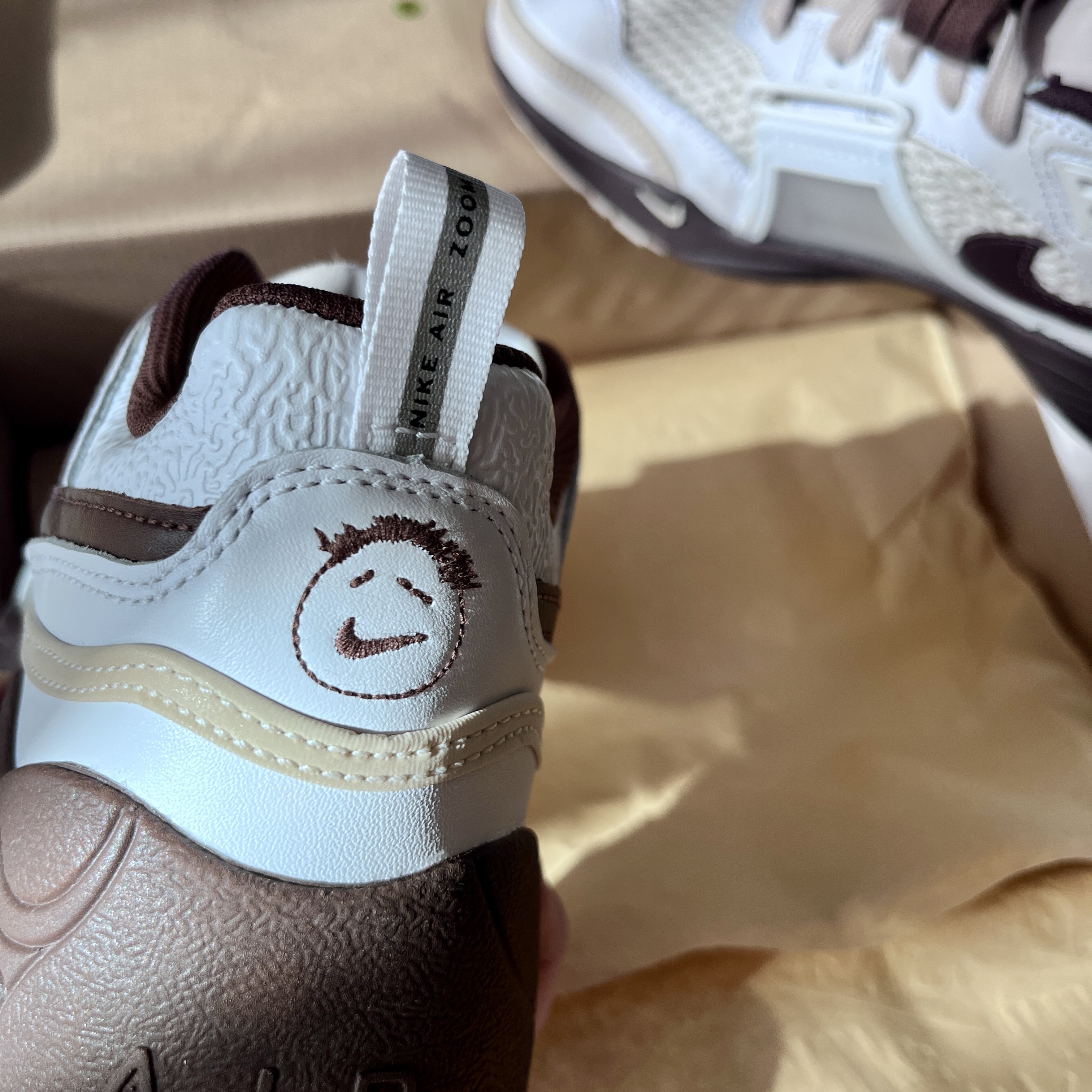 Nike x Travis Scott Zoom Field Jaxx White and Light Chocolate 착용 스타일 - 4