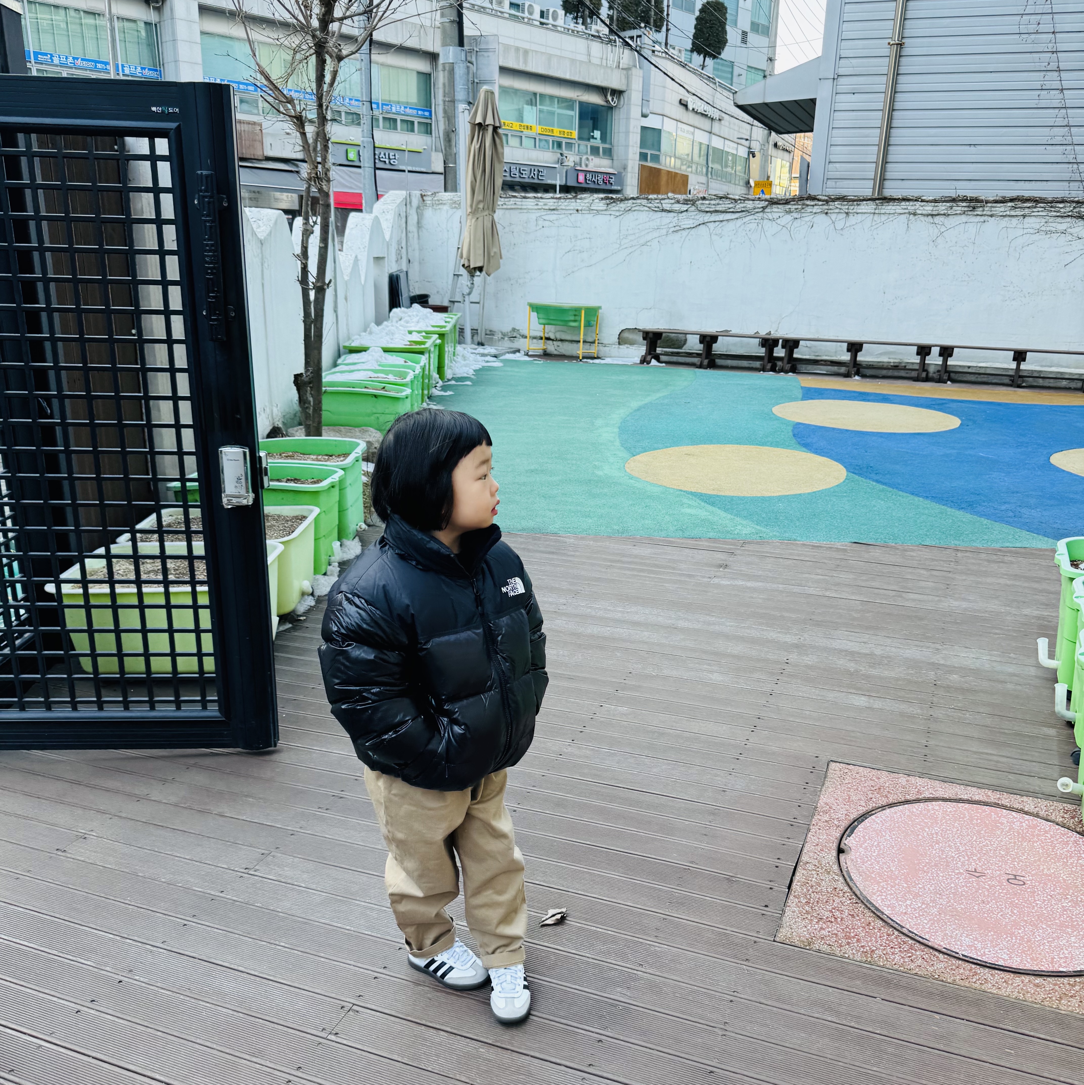 (Infant) Adidas Samba OG Cloud White Core Black, (Kids) The North Face 1996 Eco Nuptse Down Jacket Real Black 착용 스타일