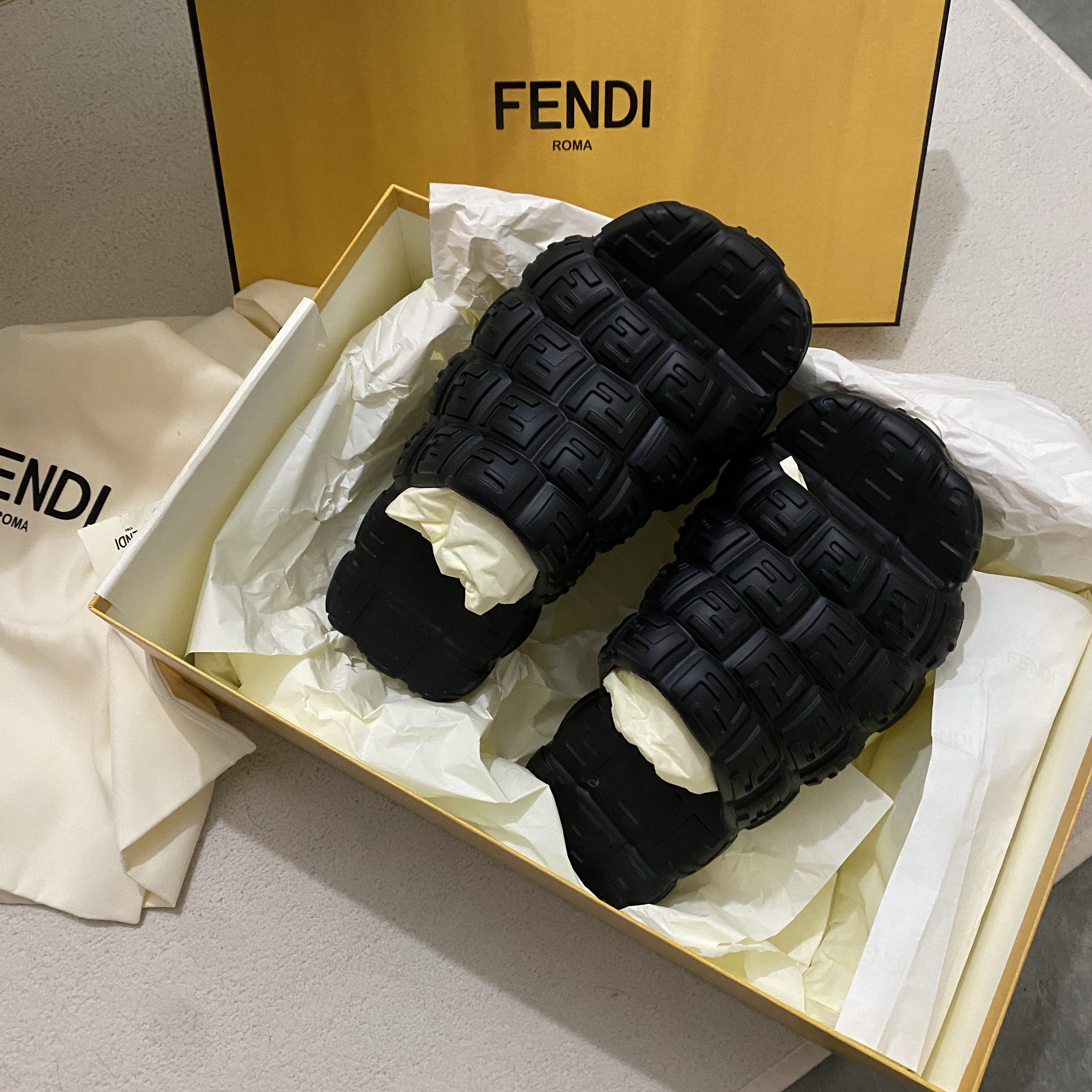 Fendi Cloud Rubber Slides Black 착용 스타일
