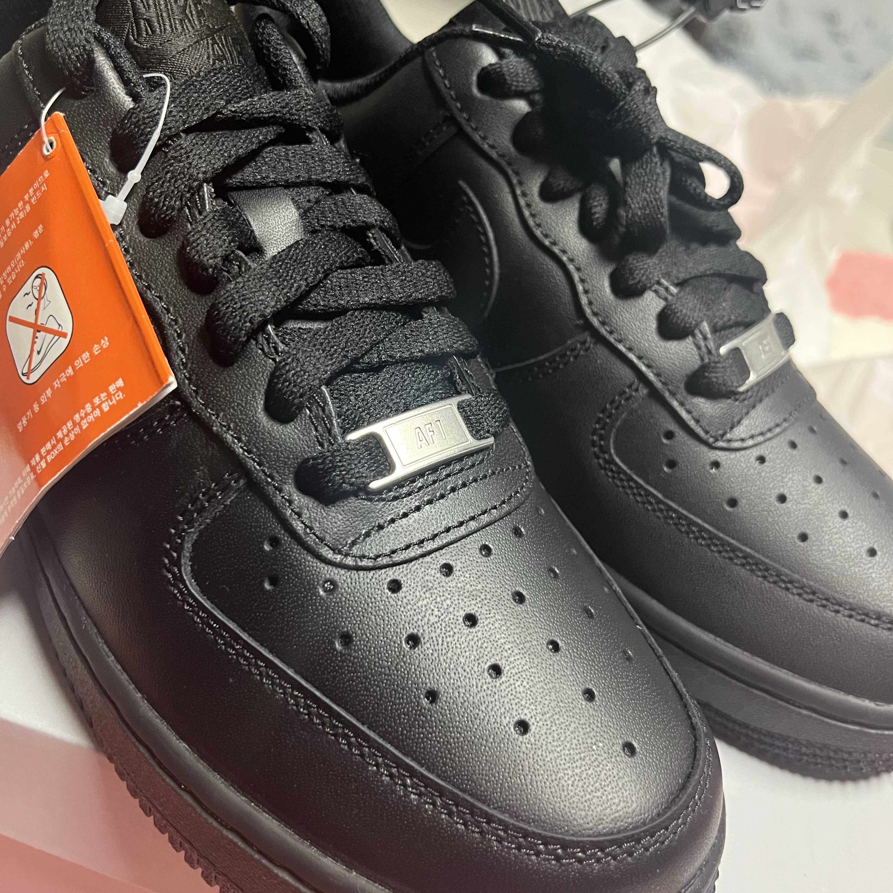 (W) Nike Air Force 1 '07 Low Triple Black 착용 스타일