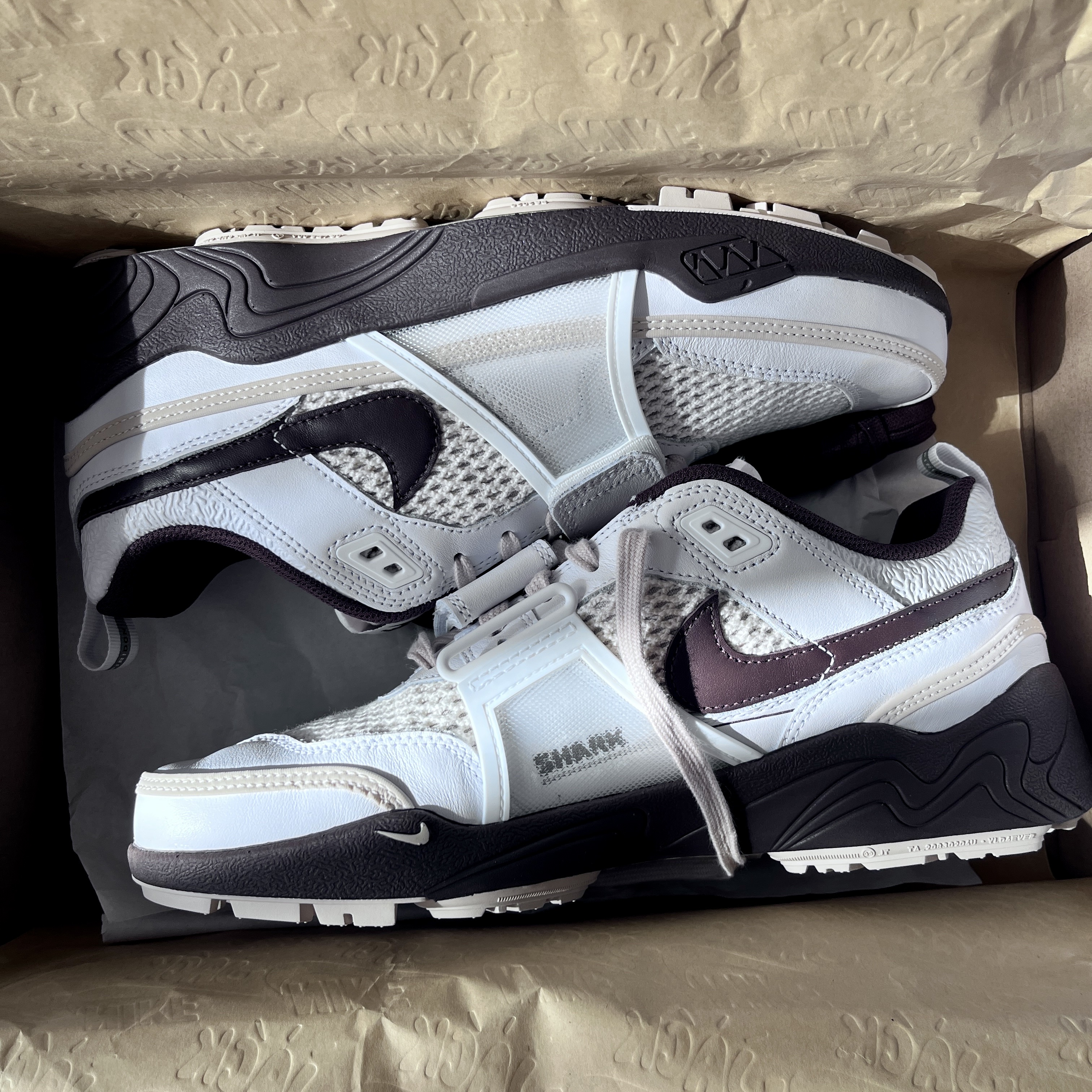 Nike x Travis Scott Zoom Field Jaxx White and Light Chocolate 착용 스타일 - 2