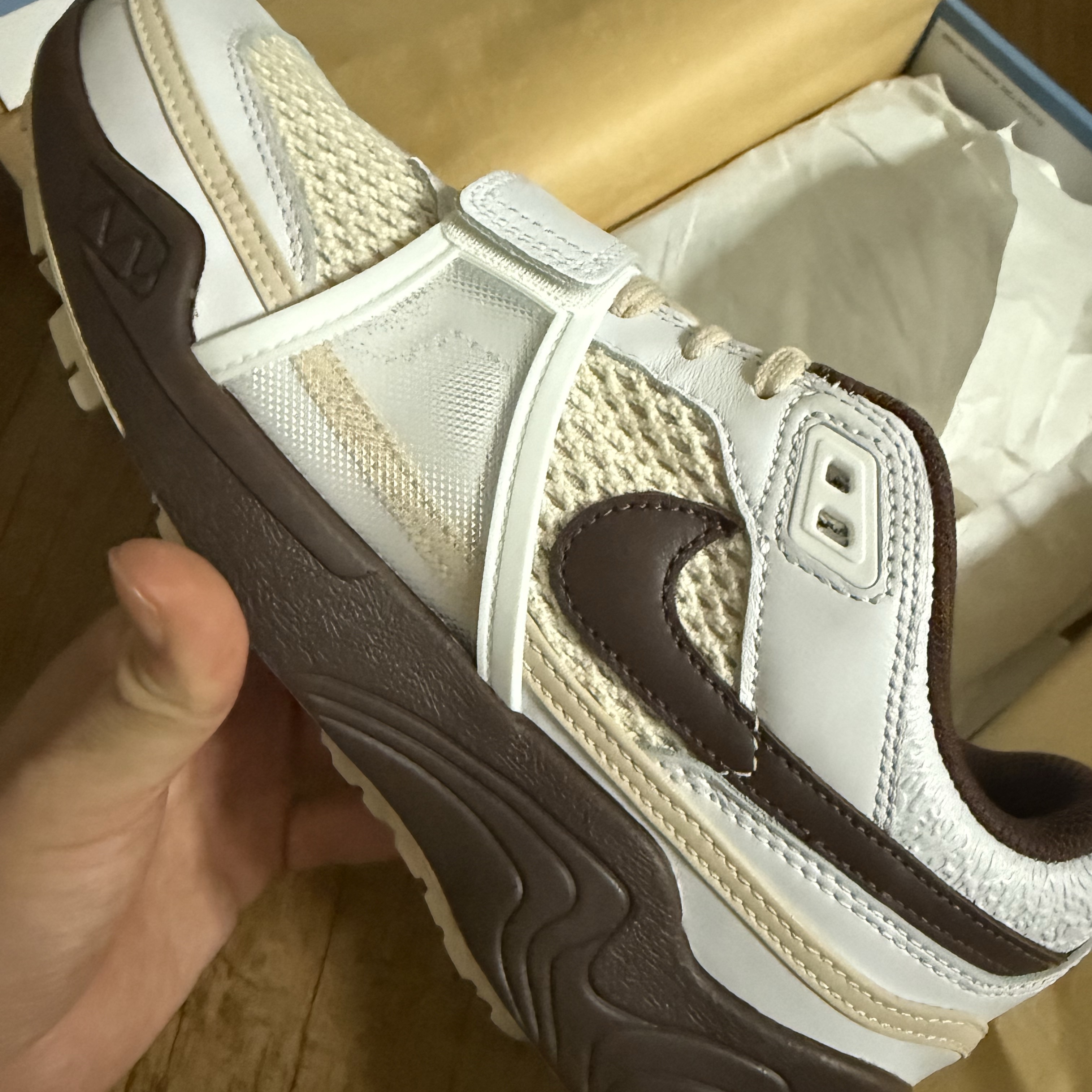 Nike x Travis Scott Zoom Field Jaxx White and Light Chocolate 착용 스타일 - 1