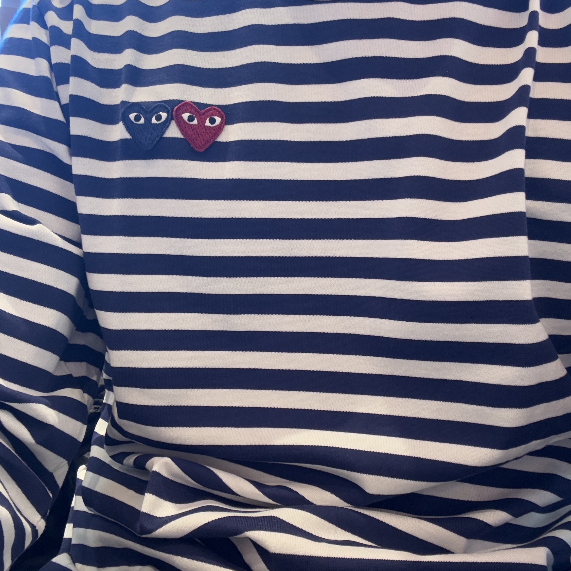 Play Comme des Garcons Double Heart Striped LS T-Shirt Navy White 착용 스타일 - 2