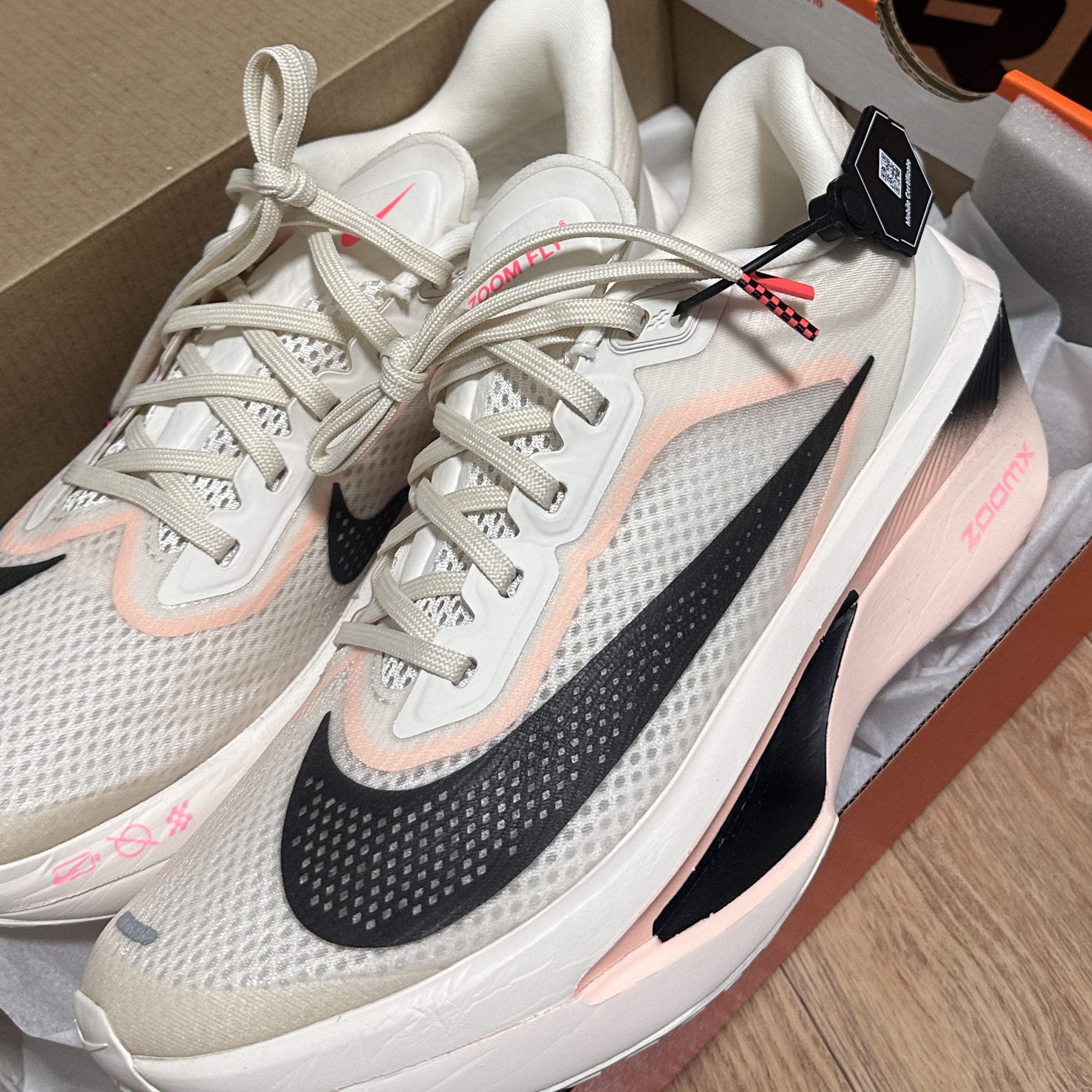 (W) Nike Zoom Fly 6 Pale Ivory Crimson Tint 착용 스타일 - 2