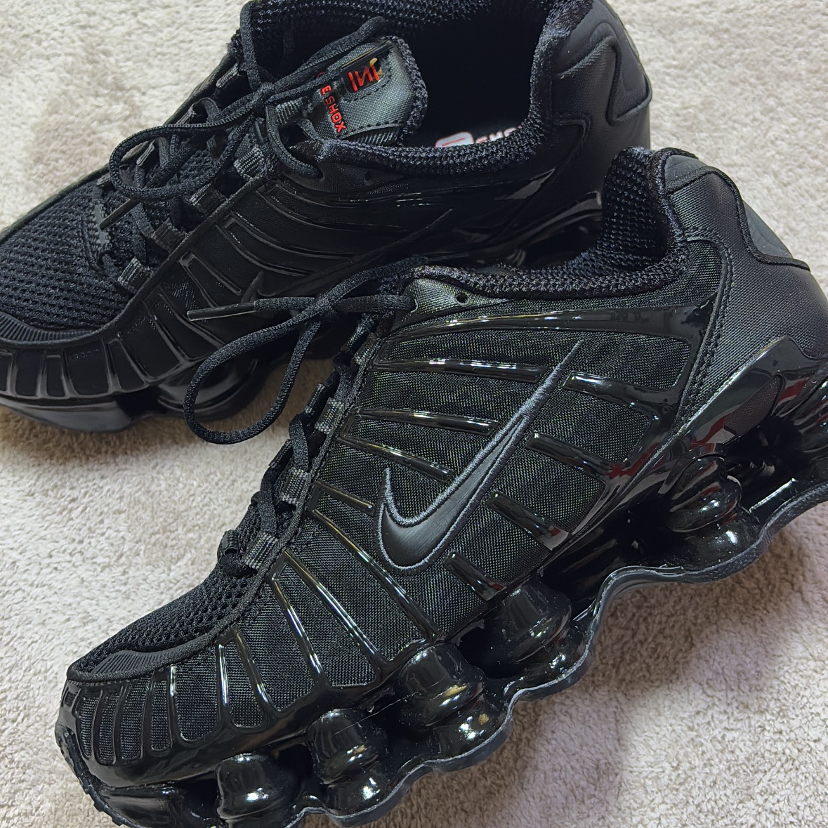 (W) Nike Shox TL Black and Max Orange 착용 스타일 - 1