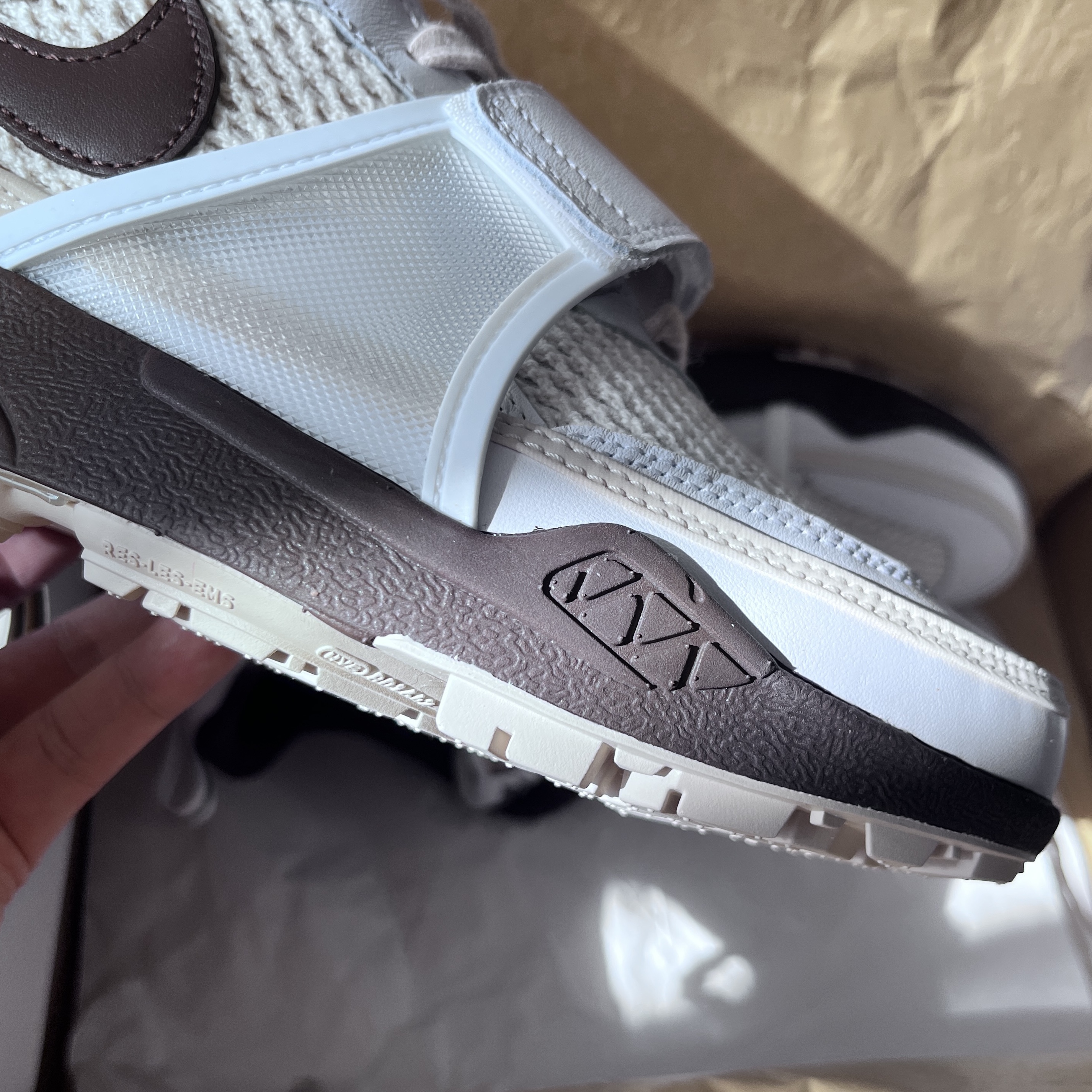Nike x Travis Scott Zoom Field Jaxx White and Light Chocolate 착용 스타일 - 3