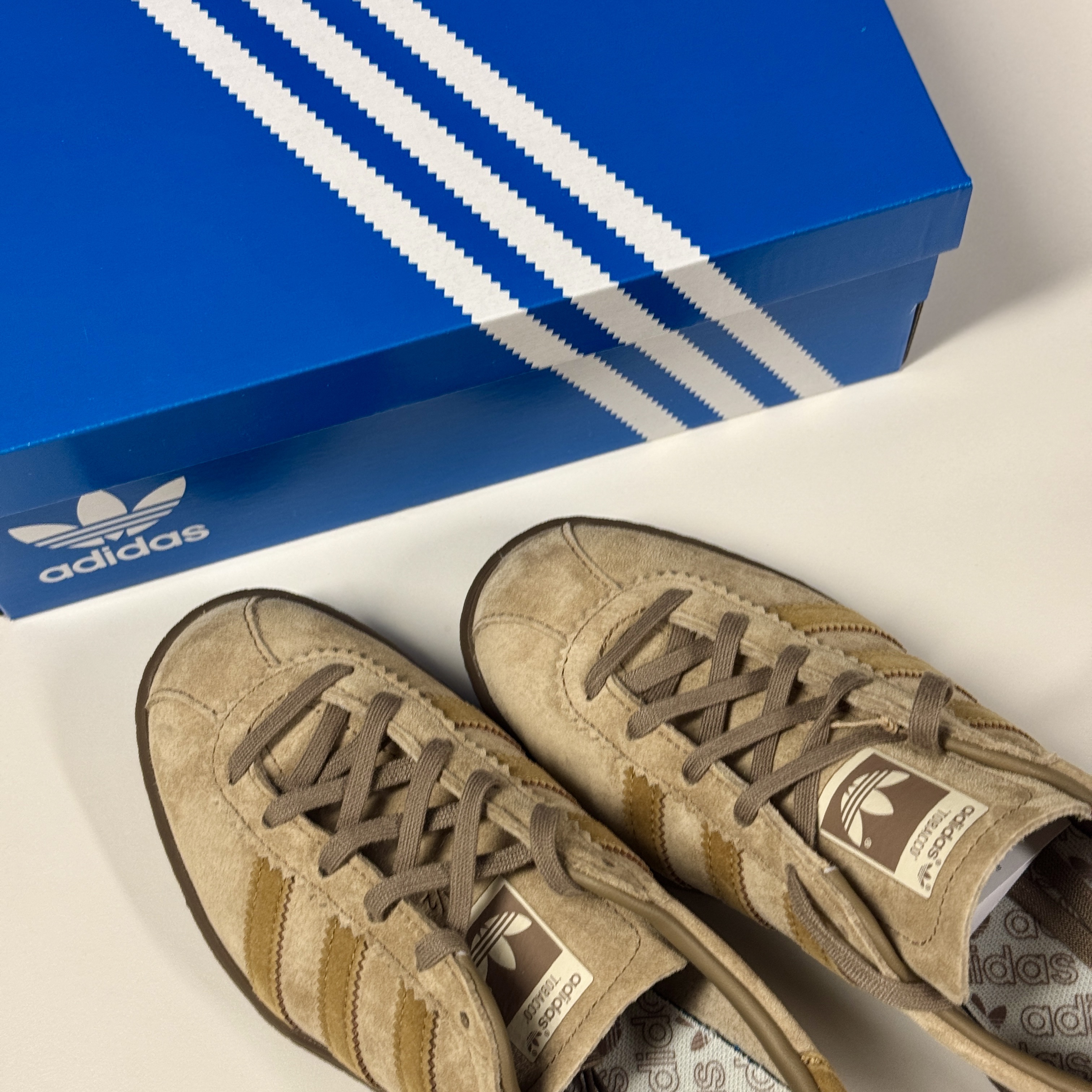 Adidas Tobacco Pantone Mesa 착용 스타일