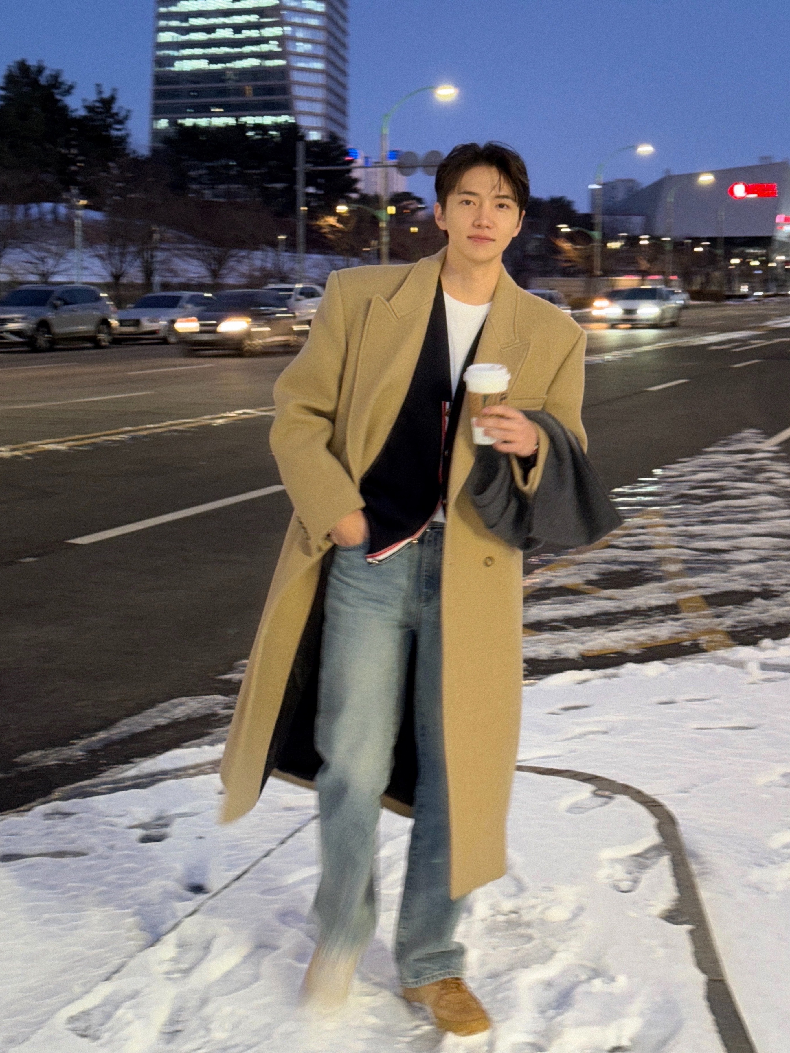 Thom Browne Milano Stitch 4-Bar Cardigan Navy, Nike Air Force 1 '07 WB Flax 착용 스타일 - 2