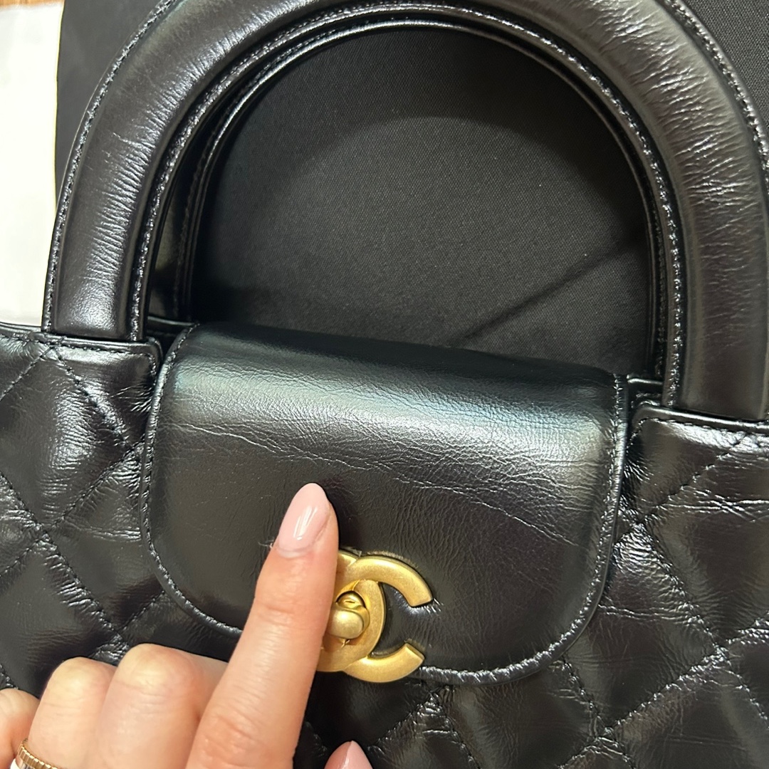 Chanel Mini Shopping Bag Shiny Aged Calfskin & Gold Black 착용 스타일
