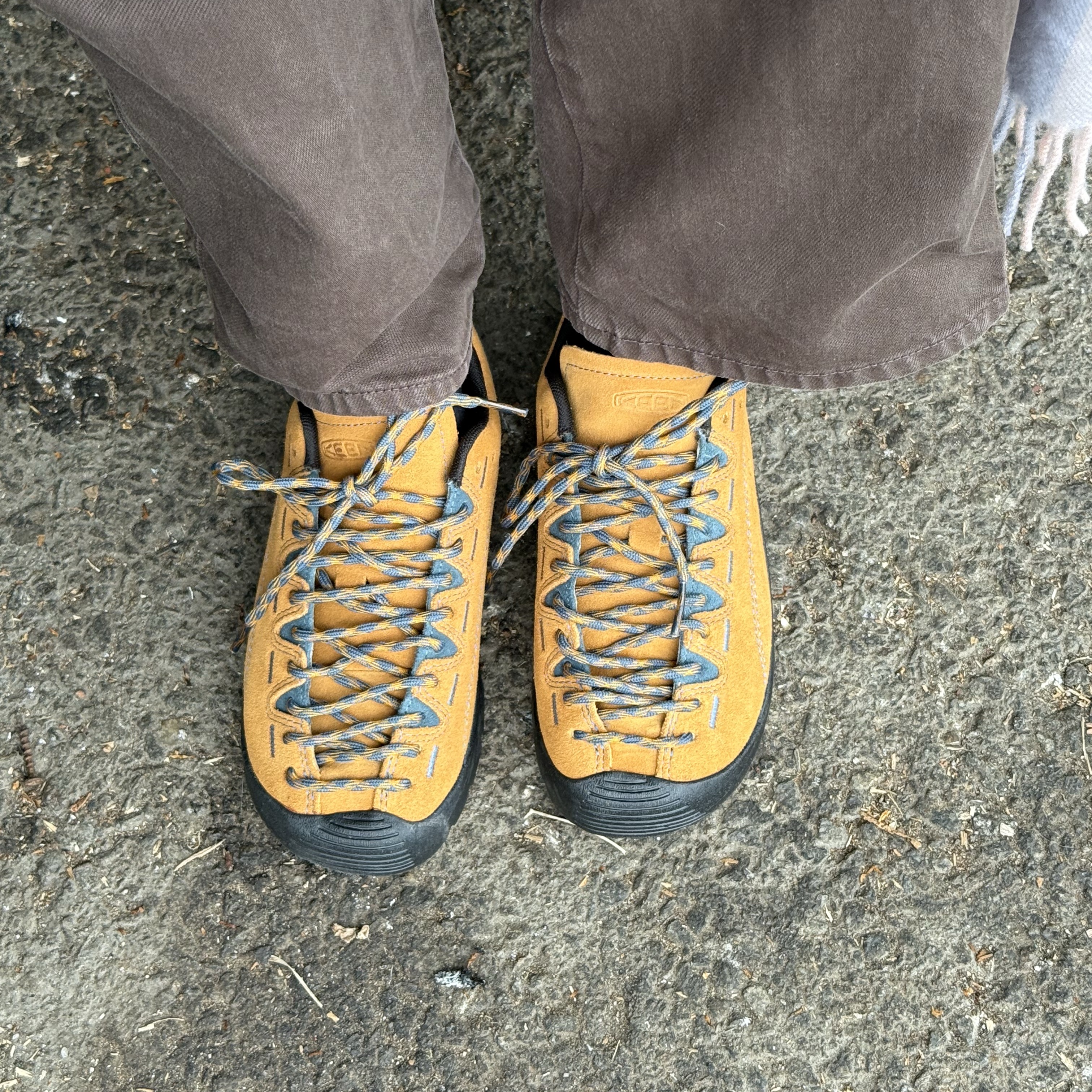 (W) Keen Jasper Suede Sneakers Camel 착용 스타일 - 2