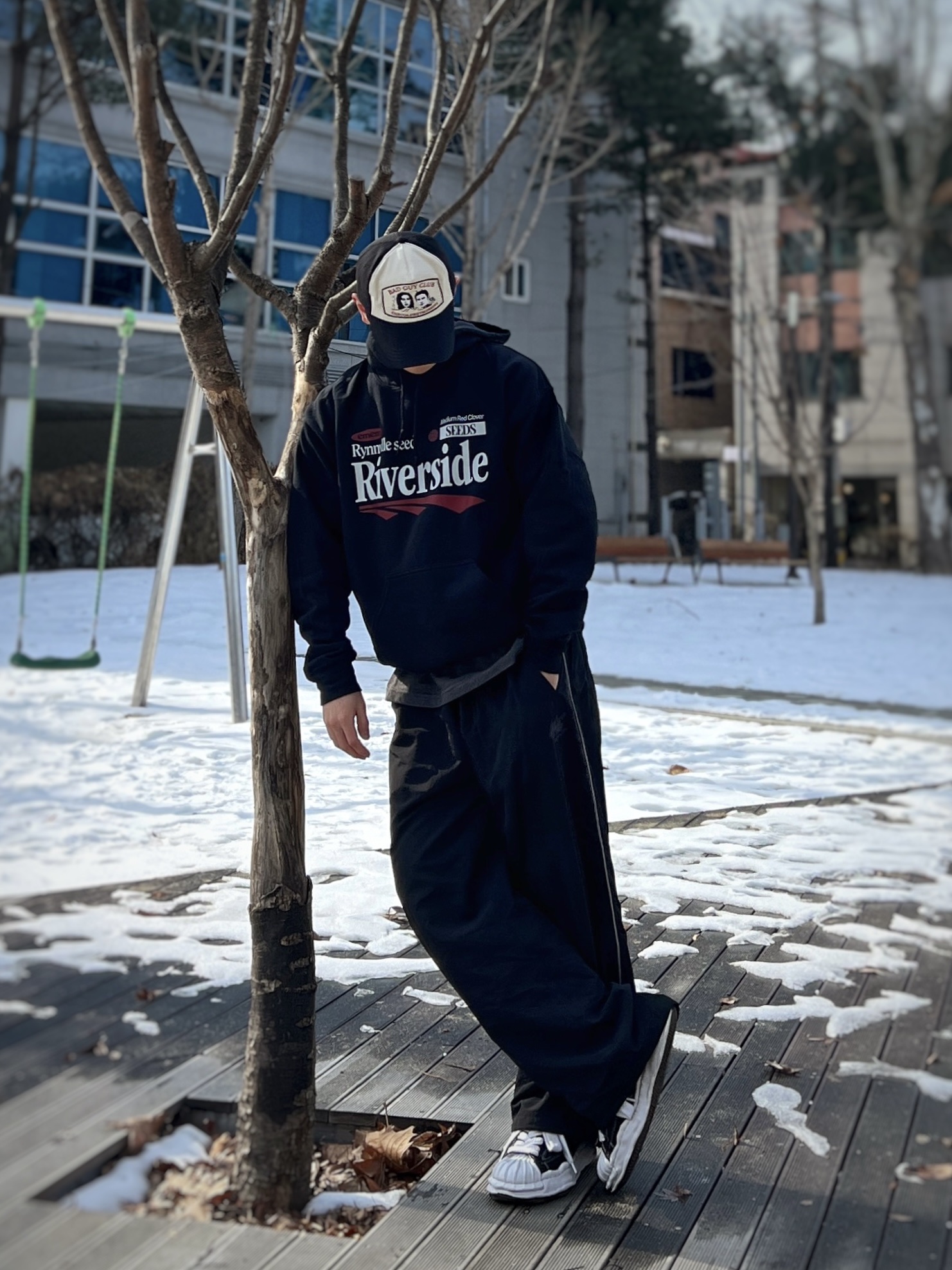 Gildan X EMEM Riverside Hoodie Black 착용 스타일 - 4