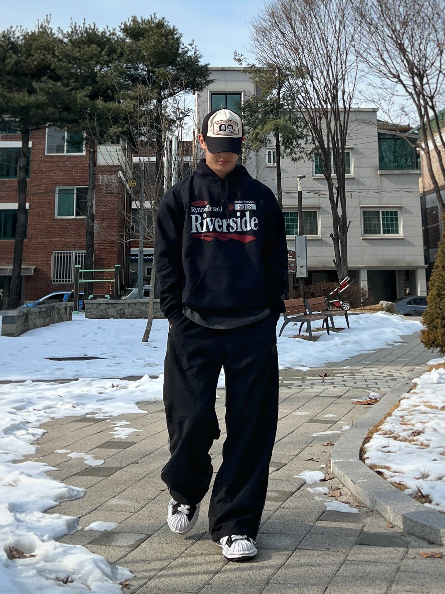 Gildan X EMEM Riverside Hoodie Black 착용 스타일 - 6