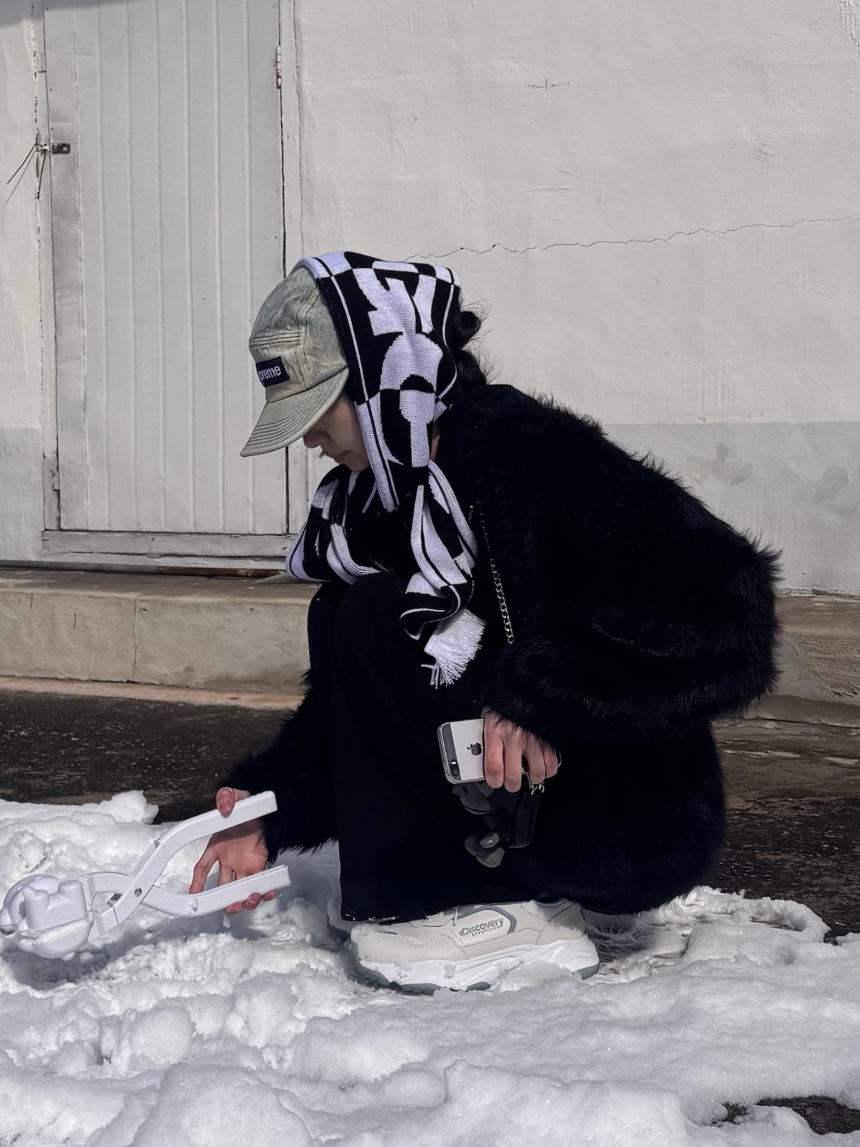 CDG Logo Check Muffler White Black, Supreme Washed Chino Twill Camp Cap Dirty Indigo - 24SS 착용 스타일