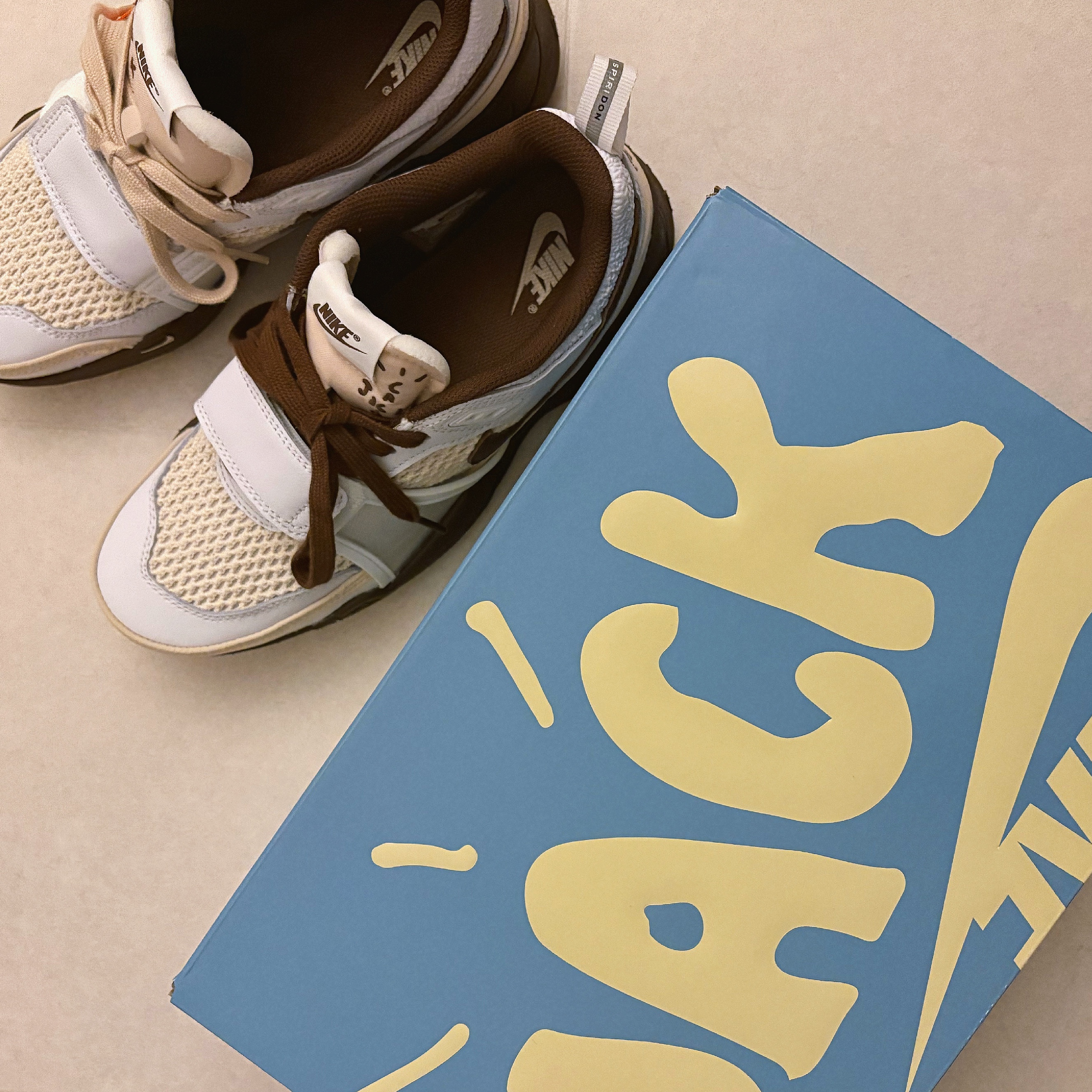 Nike x Travis Scott Zoom Field Jaxx White and Light Chocolate, Monamhee x Peaceminusone Daihee Plush Keyring 착용 스타일 - 5