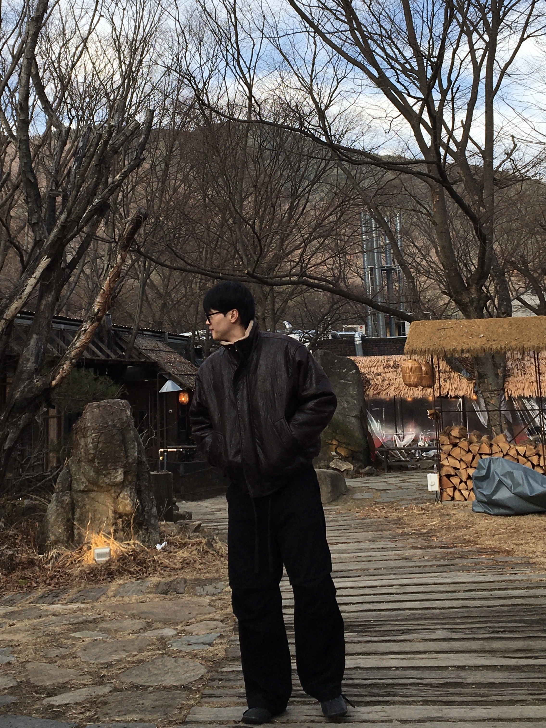 Arc'teryx Atom Hoody Black, Arc'teryx Aerios 35 Backpack Black 착용 스타일 - 4