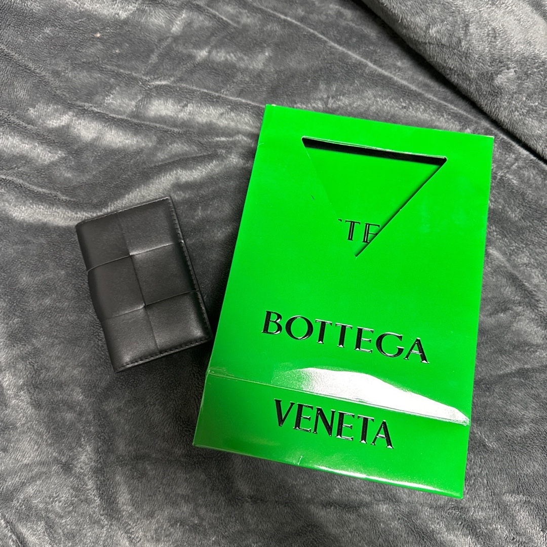 Bottega Veneta Flap Card Case Black 착용 스타일