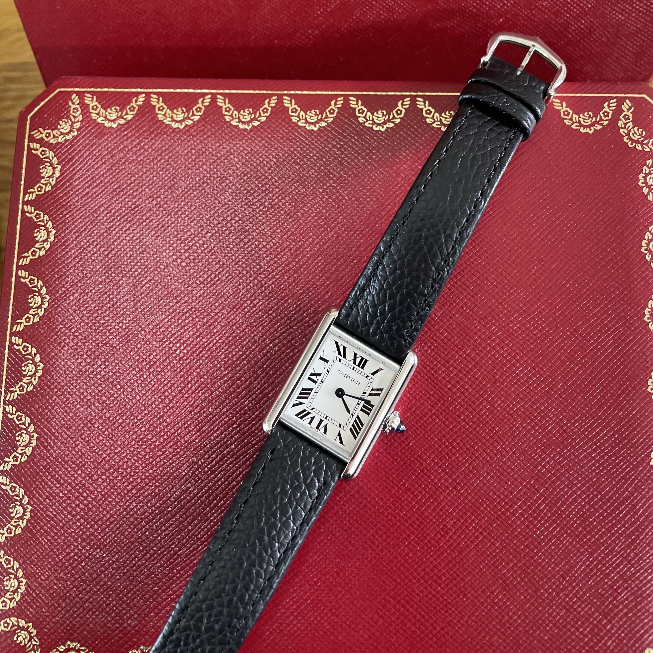 Cartier Tank Must Watch Small Quartz Steel Calfskin Black 착용 스타일