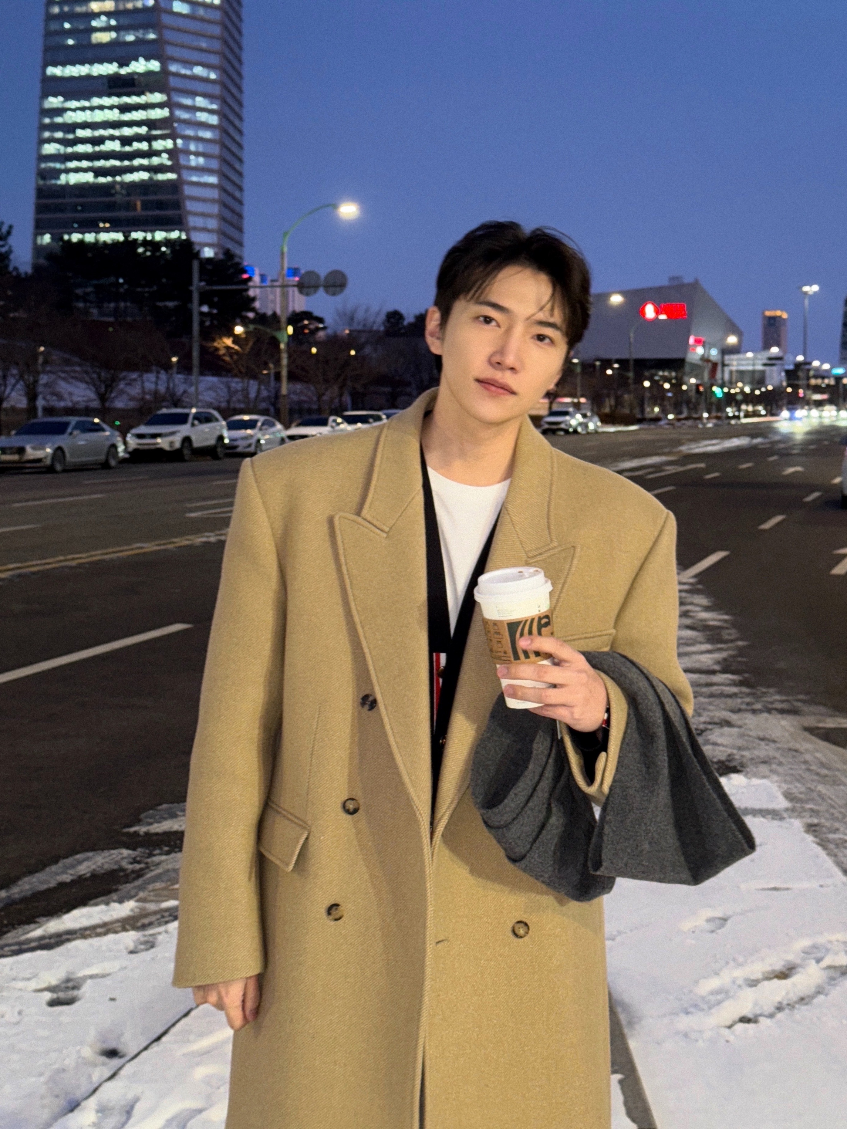 Thom Browne Milano Stitch 4-Bar Cardigan Navy, Nike Air Force 1 '07 WB Flax 착용 스타일 - 1