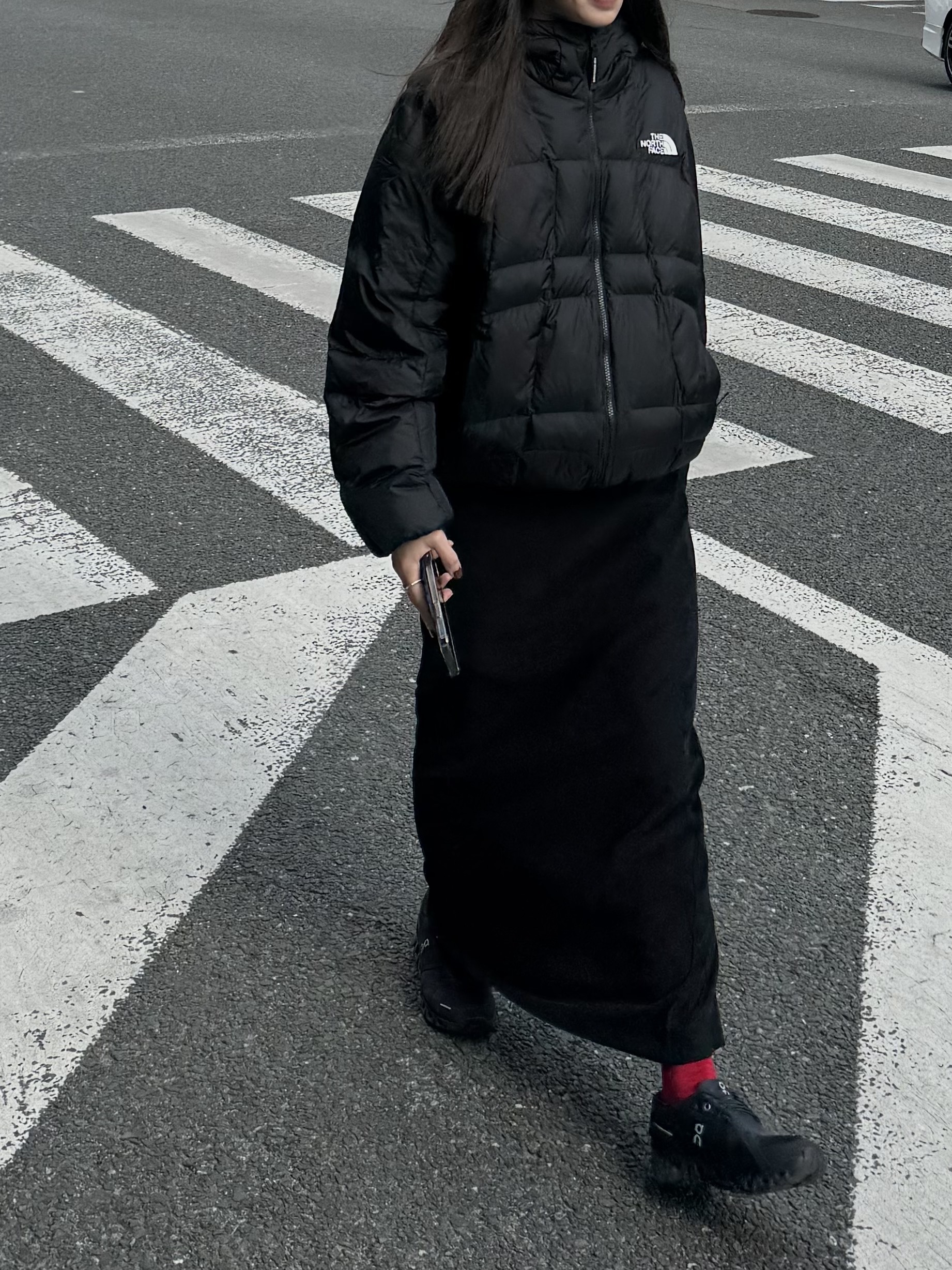 The North Face White Label Wave LT On Ball Jacket Black, (W) On Running Cloud 5 All Black 착용 스타일 - 2