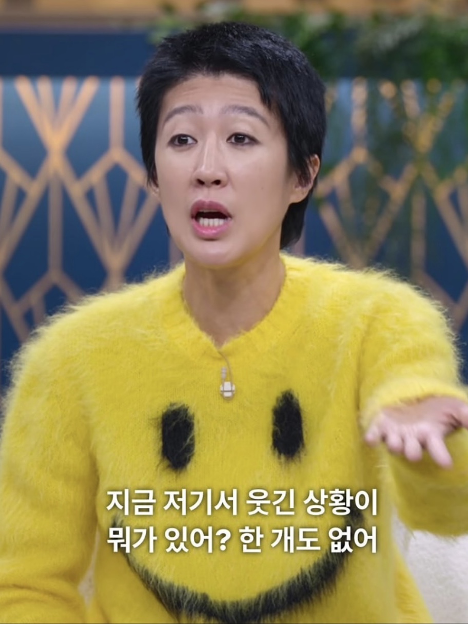 (W) Moschino Smiley Brushed Mohair Pullover Yellow, (W) Moschino Smiley Cotton Blend Pullover Yellow 착용 스타일 - 1