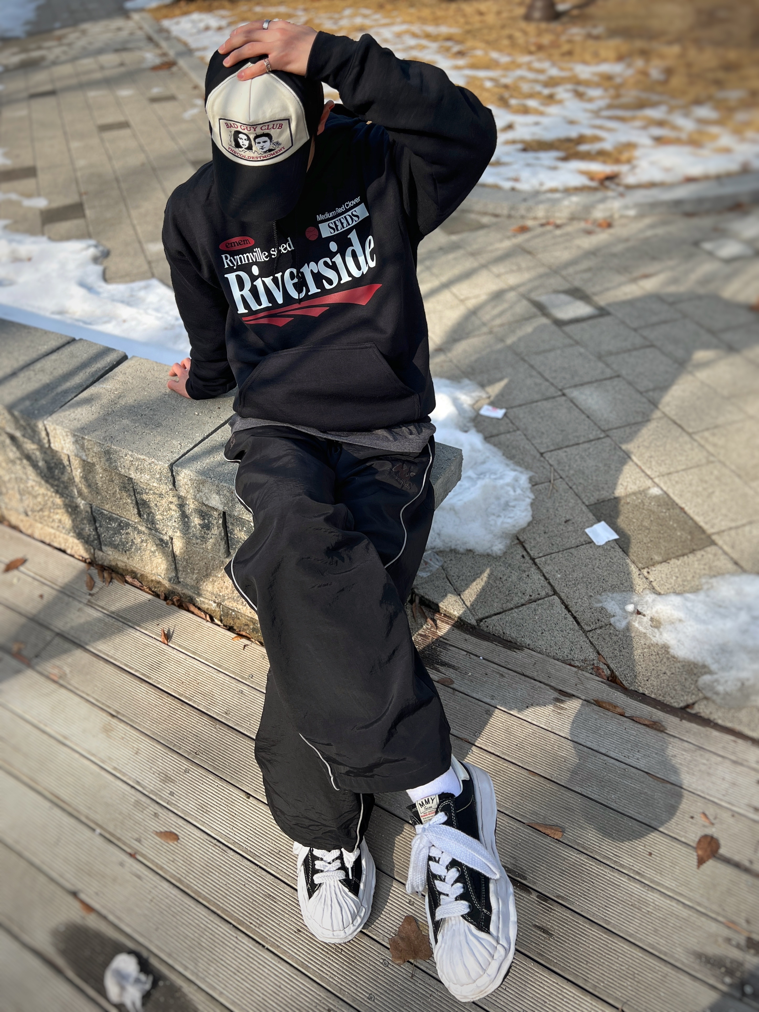 Gildan X EMEM Riverside Hoodie Black 착용 스타일 - 7