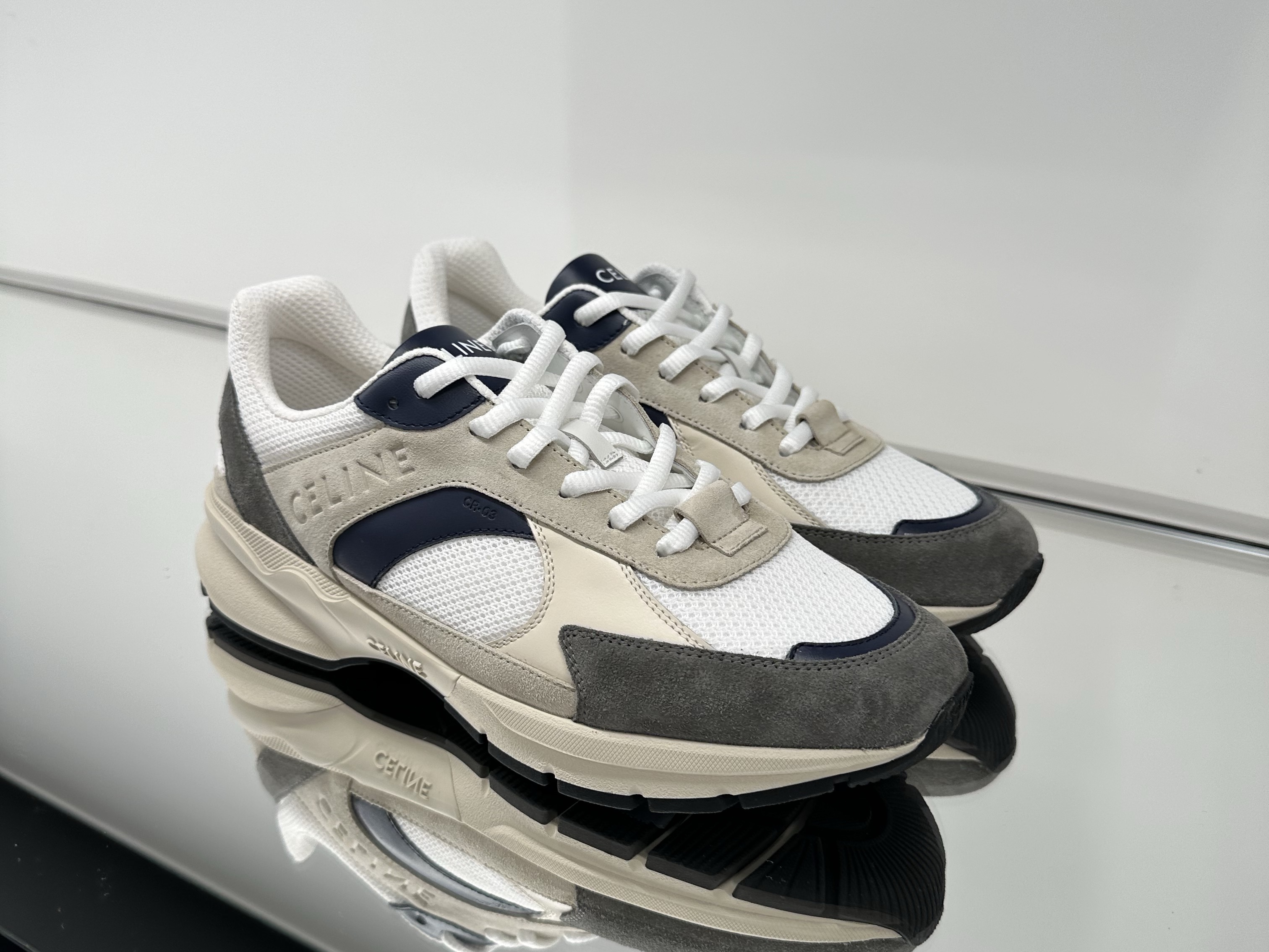 Celine Runner CR-03 Low Lace Up Sneakers Grey, Celine Runner CR-03 Low Lace-Up Sneaker in Mesh, Calfskin and Suede Calfskin Black Optic White 착용 스타일 - 1