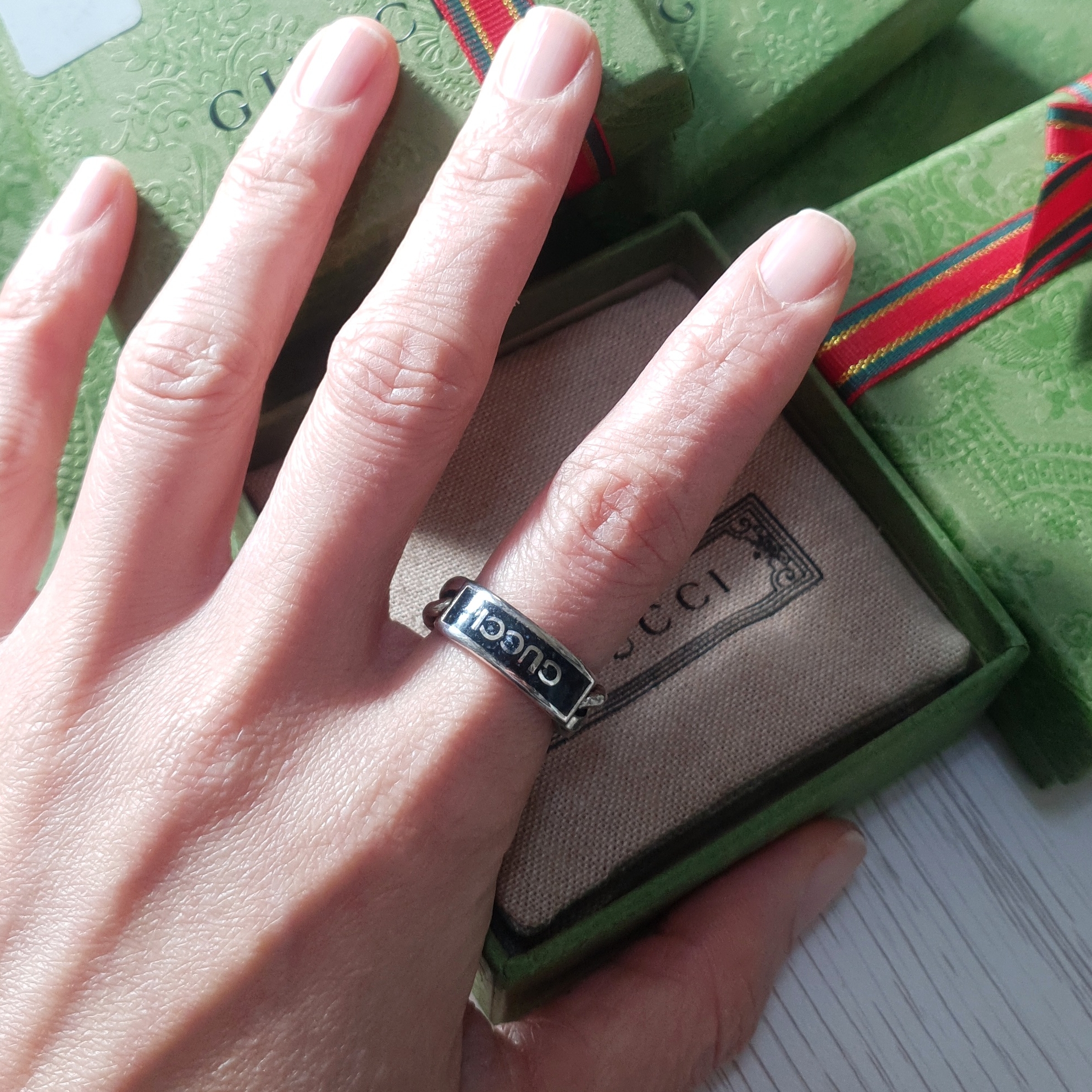 Gucci Logo Ring With Enamel Silver 착용 스타일