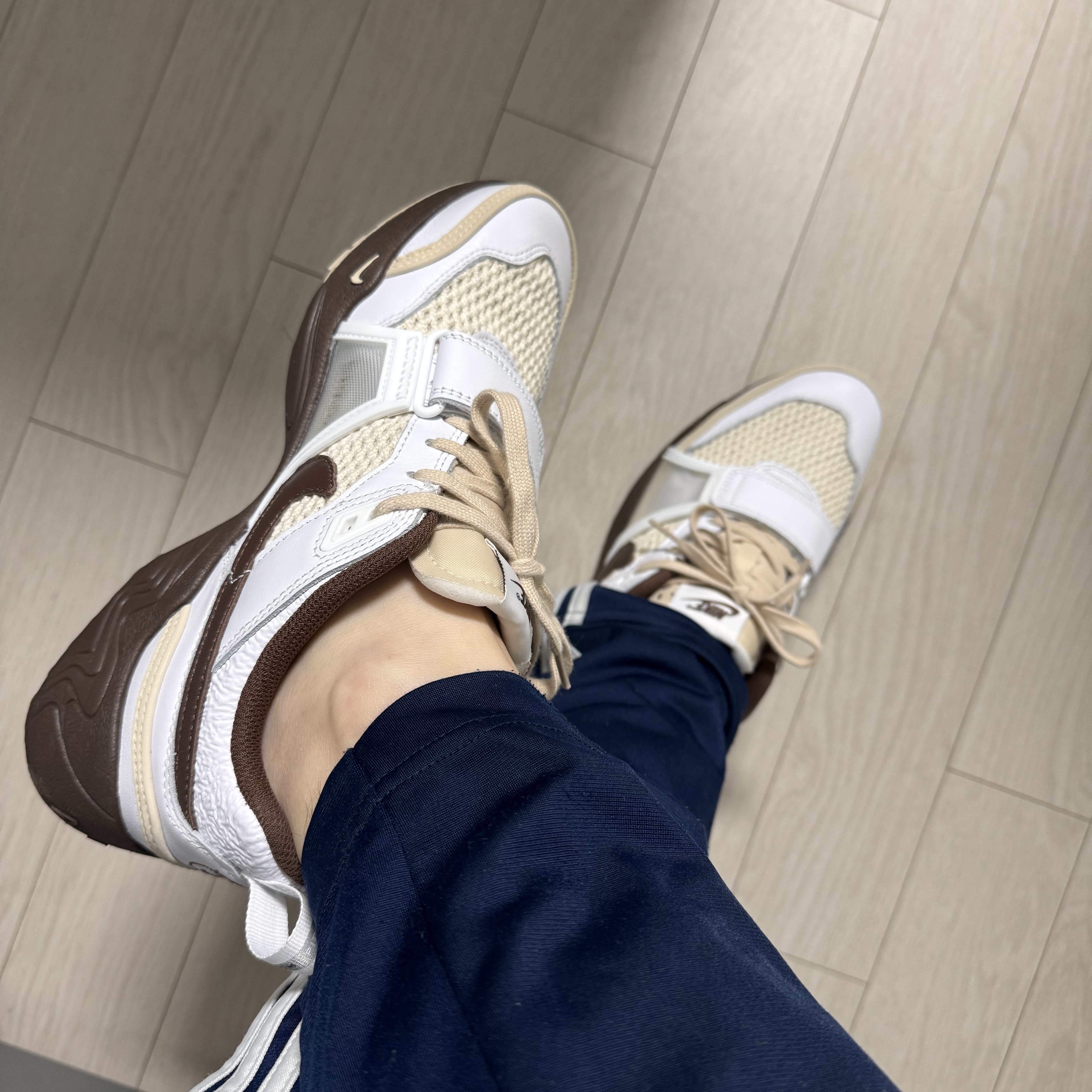 Nike x Travis Scott Zoom Field Jaxx White and Light Chocolate 착용 스타일 - 2