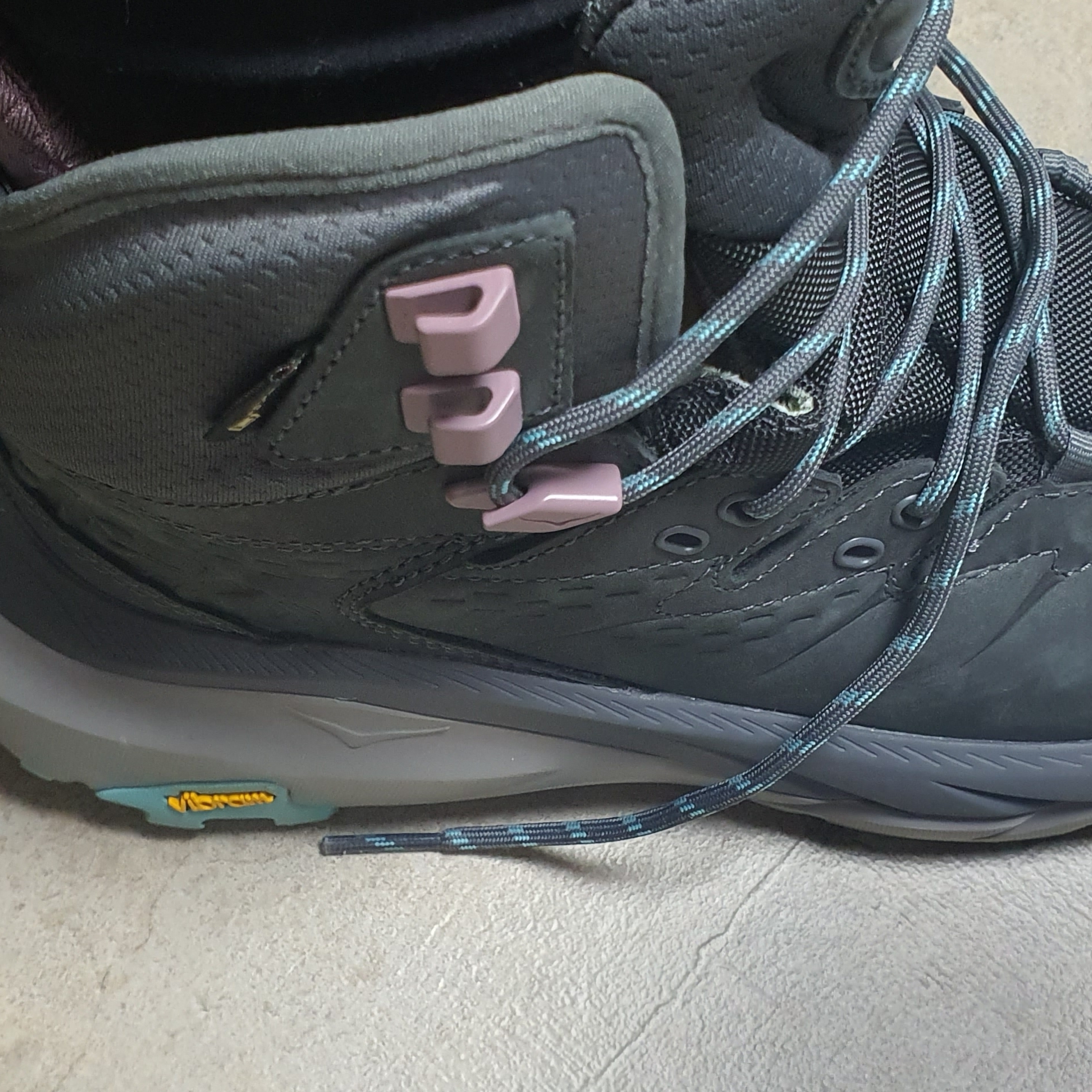 (W) Hoka Kaha 2 GTX Castlerock Coastal Shade 착용 스타일