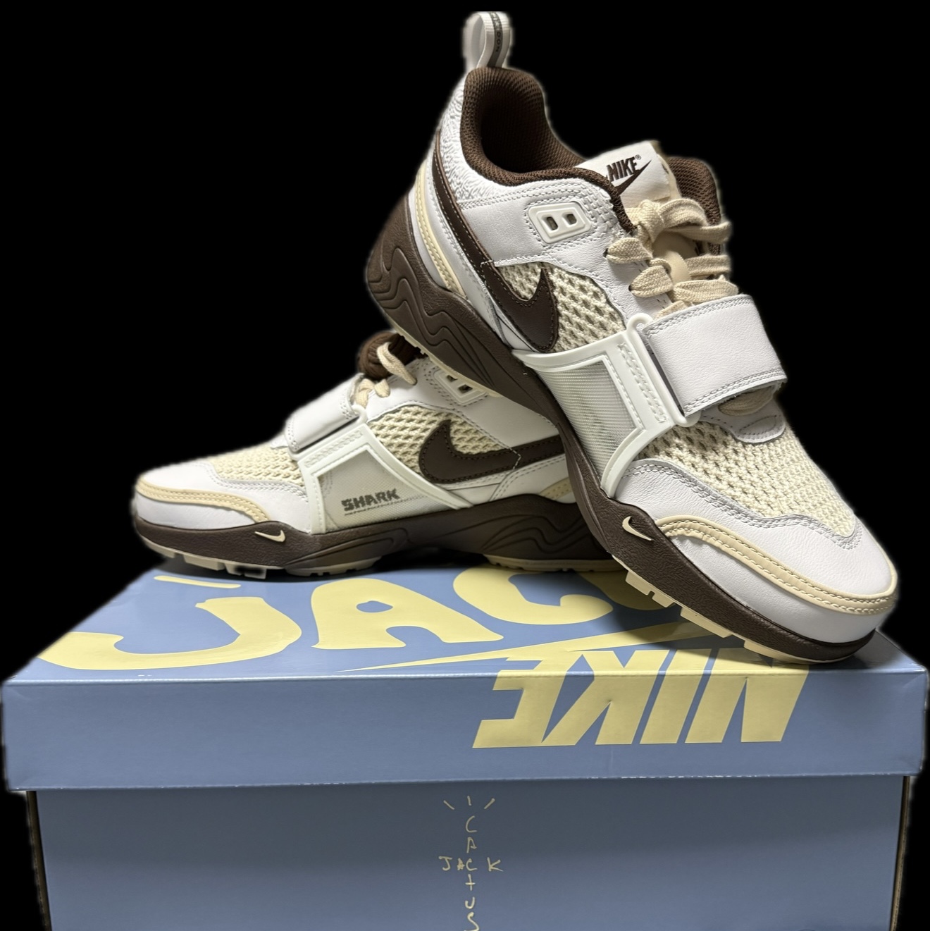 Nike x Travis Scott Zoom Field Jaxx White and Light Chocolate 착용 스타일 - 1