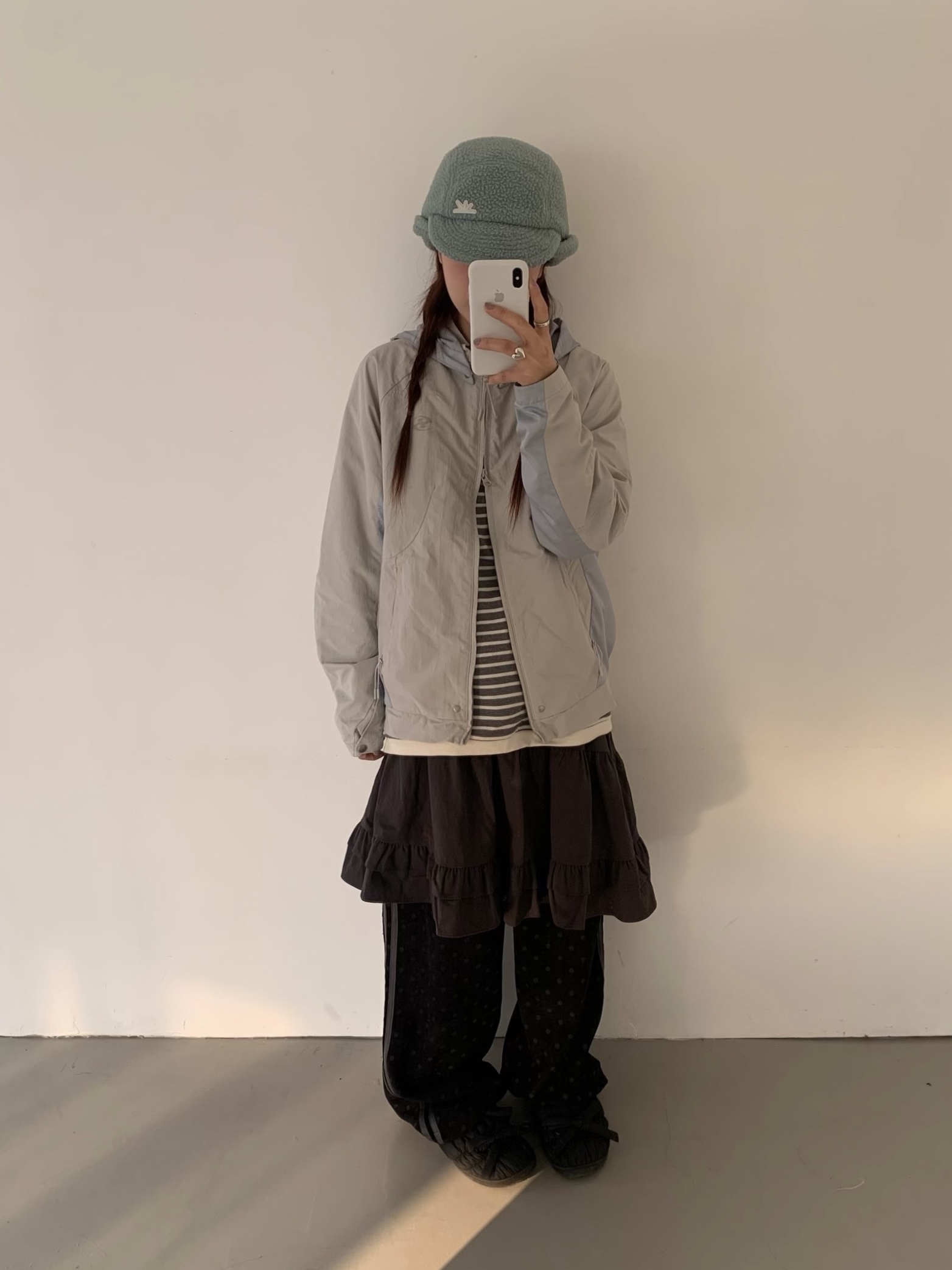 Sansan Gear Contrast Jacket Light Grey, Subu x Perverze Multiple Winter Sandal Black 착용 스타일