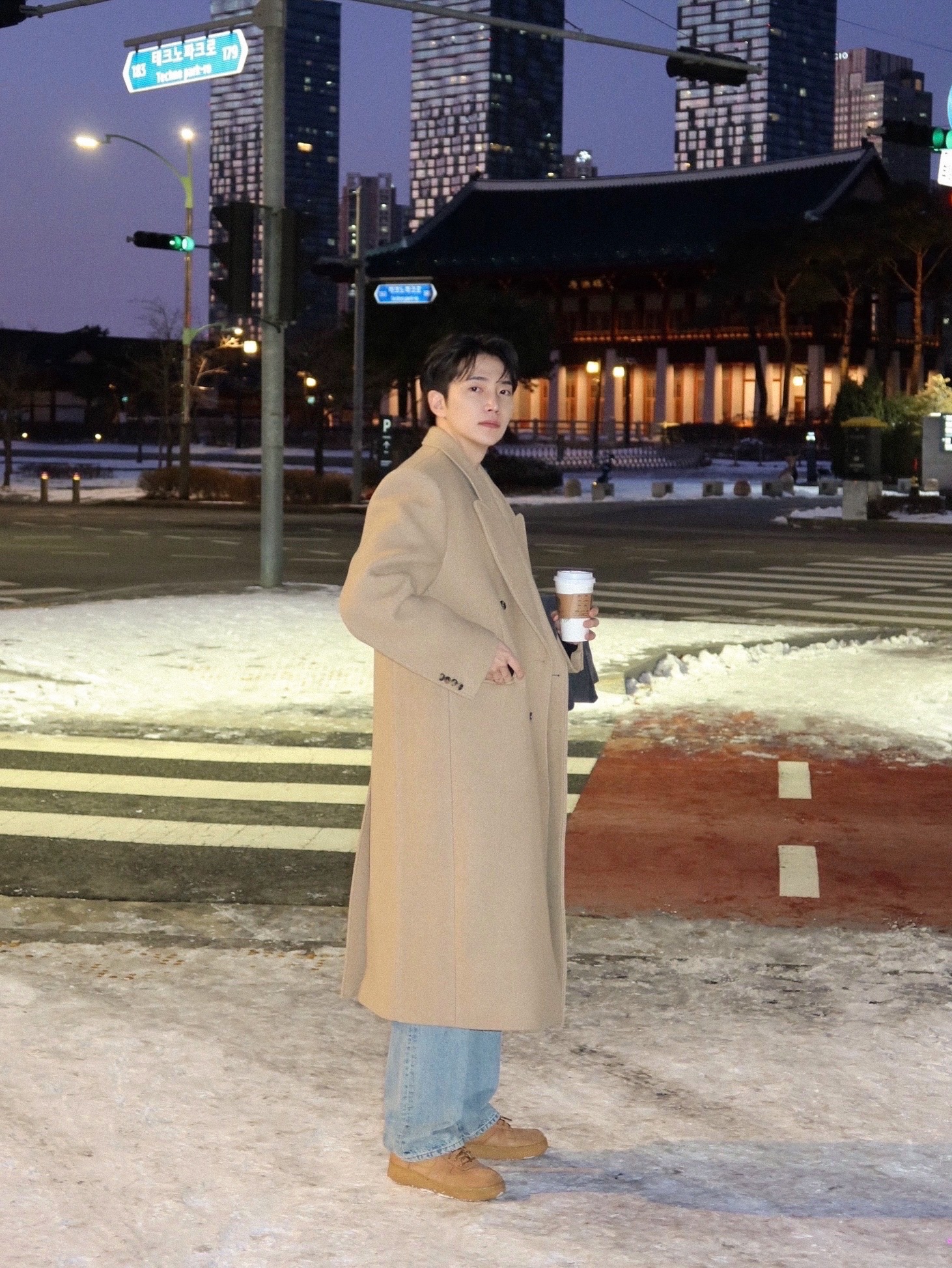 Thom Browne Milano Stitch 4-Bar Cardigan Navy, Nike Air Force 1 '07 WB Flax 착용 스타일 - 7