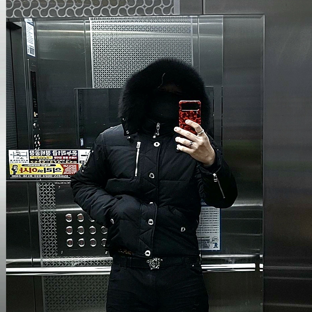 Versace La Medusa Greca Belt Black, Moose Knuckles Threequarter Jacket Black Fox Fur Black 착용 스타일