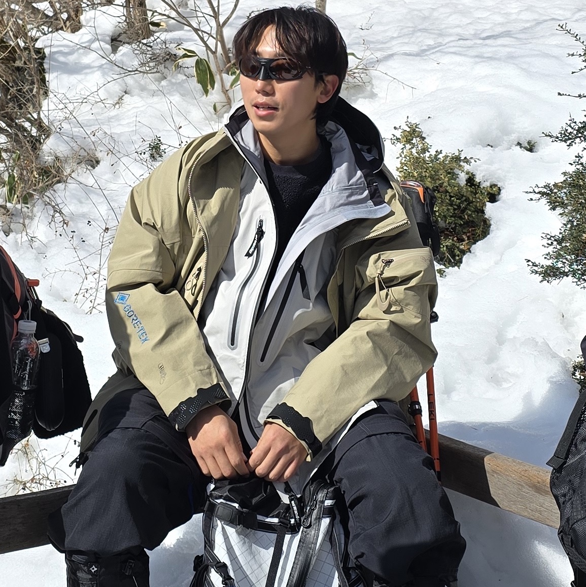 Nike x Off-White NRG Gore-Tex Jacket Khaki - Asia, Oakley x Satisfy Plantaris Matte Black 착용 스타일
