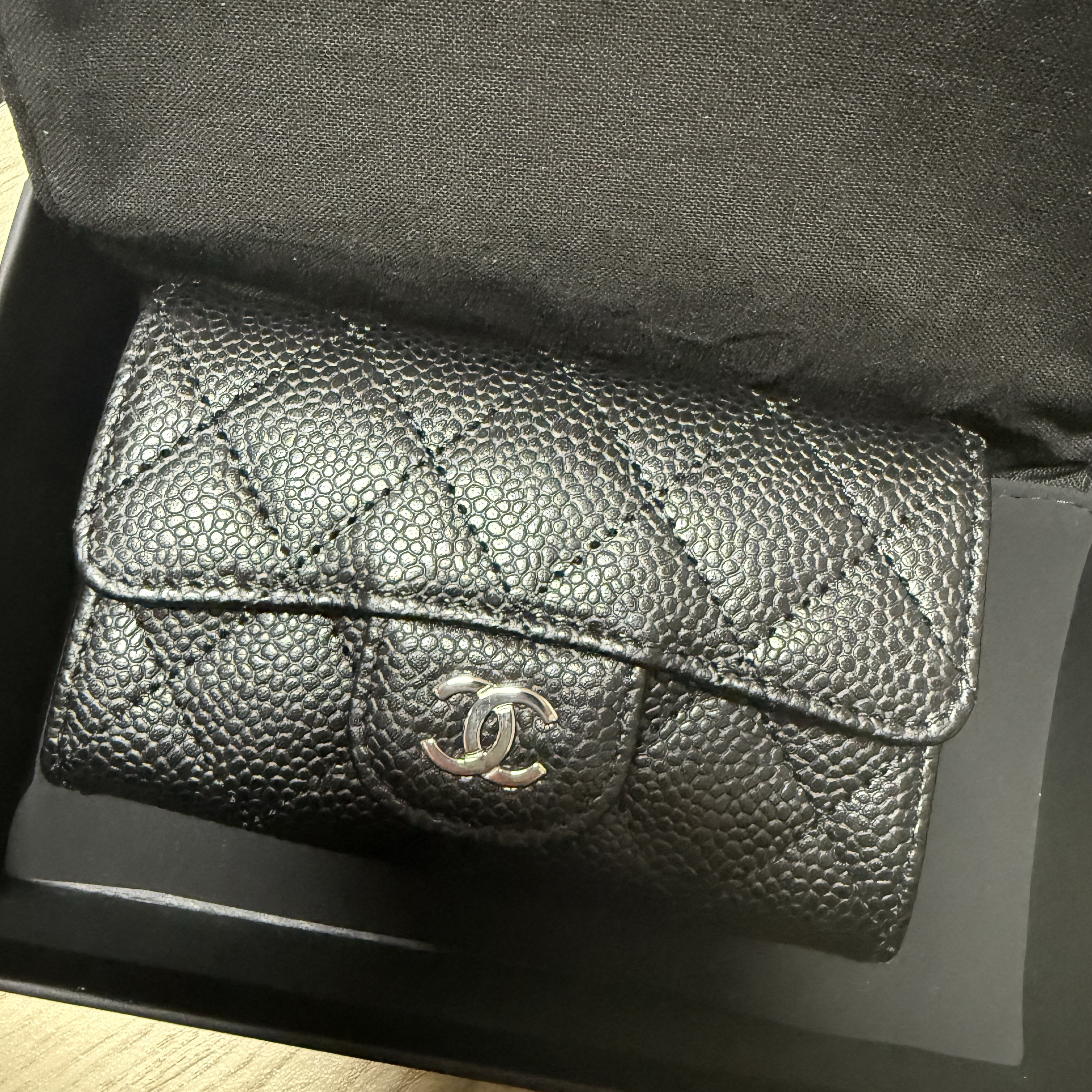 Chanel Classic Card Holder Grained Calfskin & Silver Black 착용 스타일