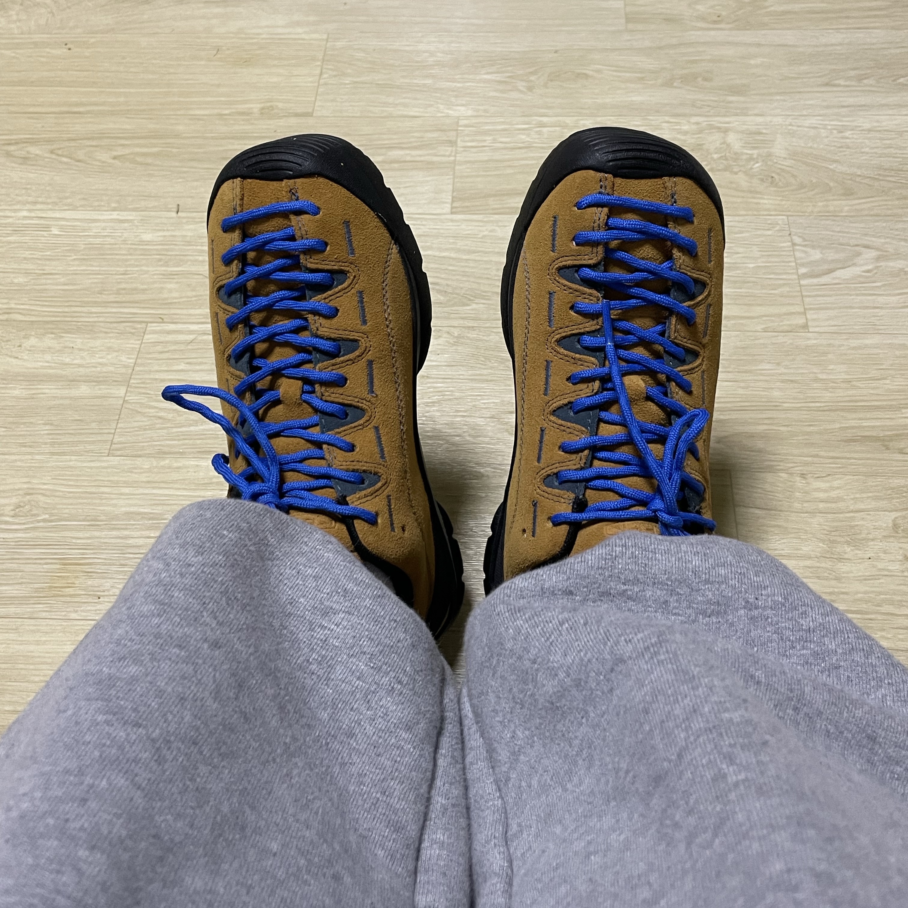 Keen Jasper Suede Sneakers Camel 착용 스타일