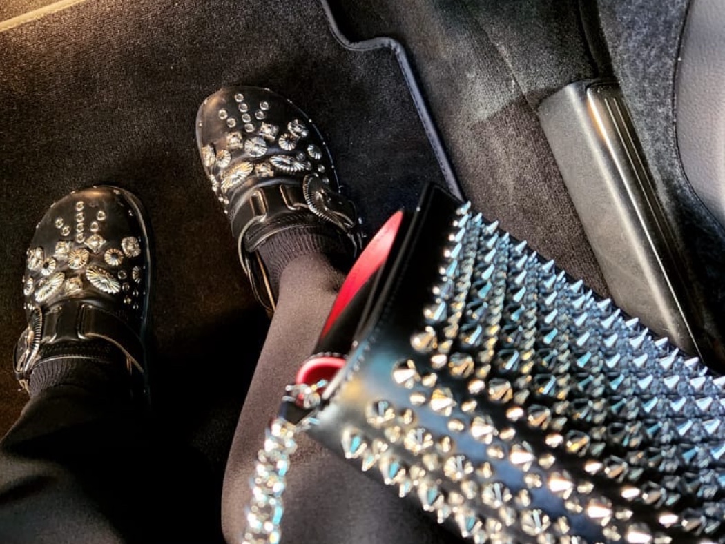 Toga Pulla AJ1058 Leather Black - 25SS, Christian Louboutin Paloma Calf Leather Grosgrain Metallic Chain Strap Clutch Black 착용 스타일