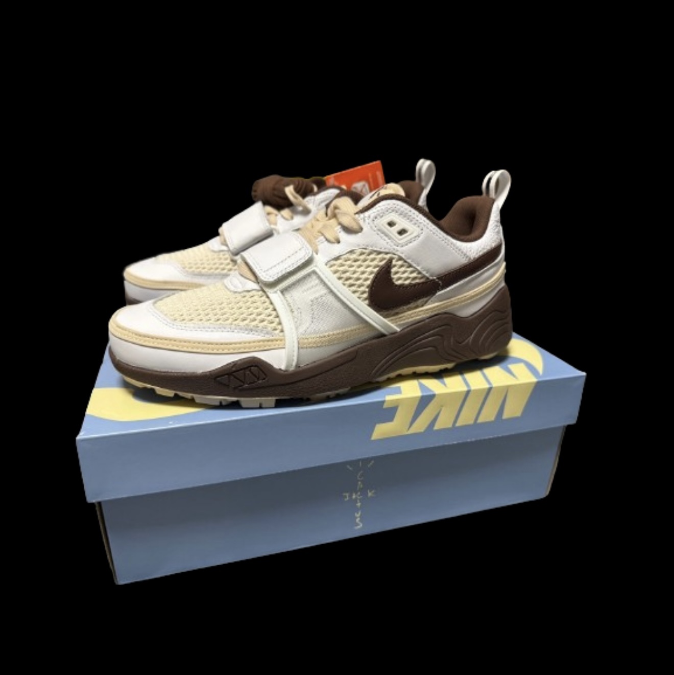 Nike x Travis Scott Zoom Field Jaxx White and Light Chocolate 착용 스타일 - 2