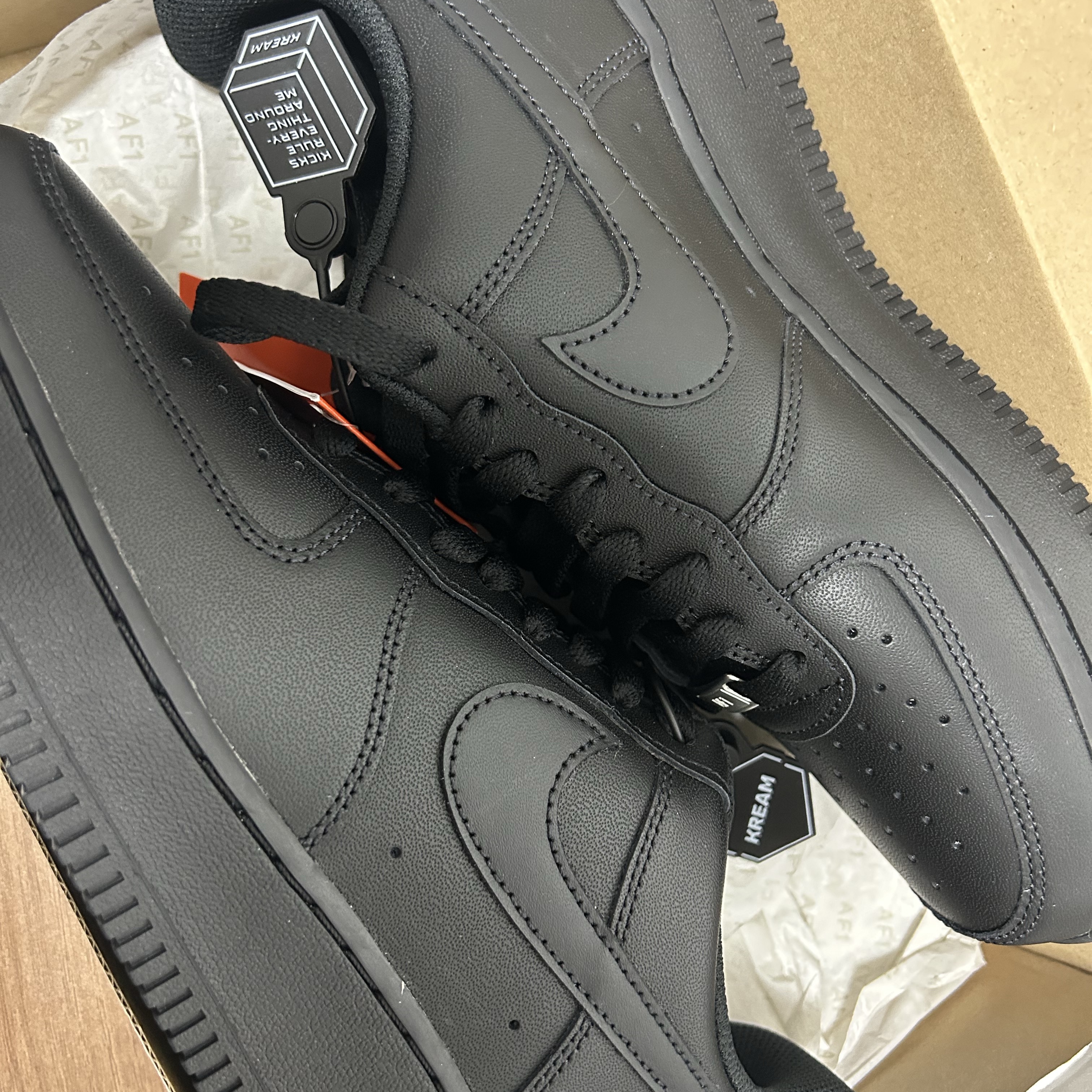 Nike Air Force 1 '07 Low Triple Black 착용 스타일