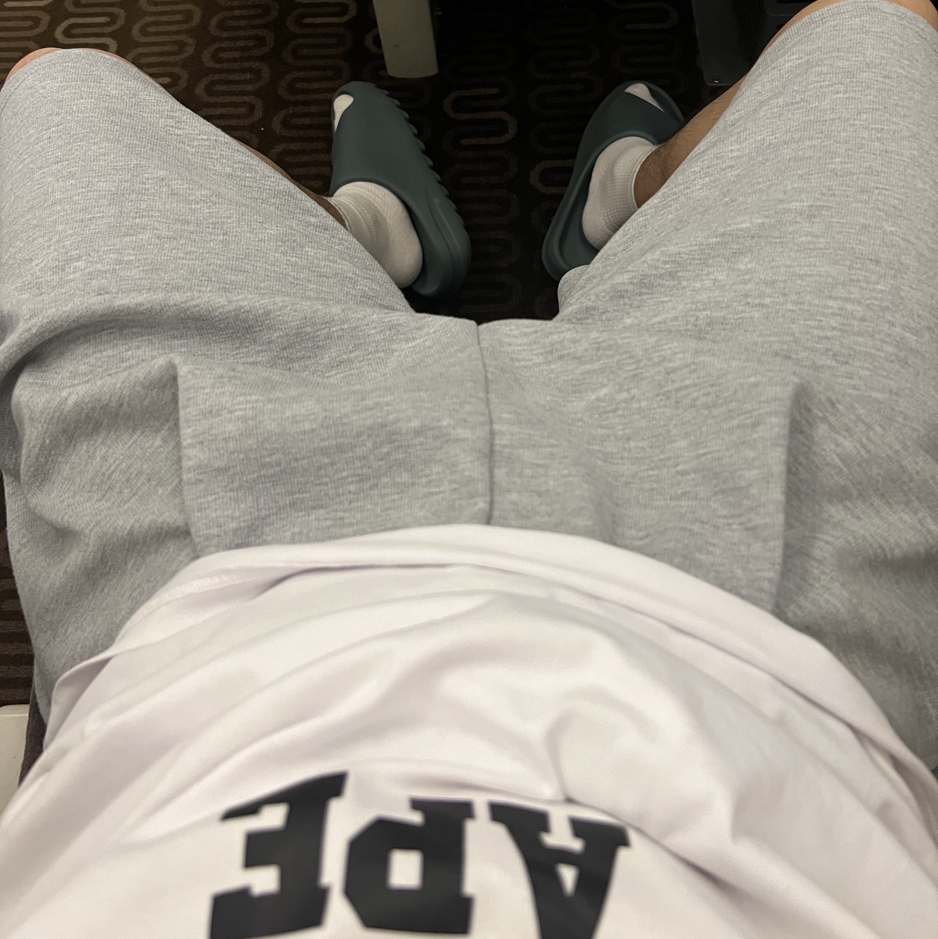 Adidas Yeezy Slide Slate Marine, BAPE College T-Shirt White 착용 스타일