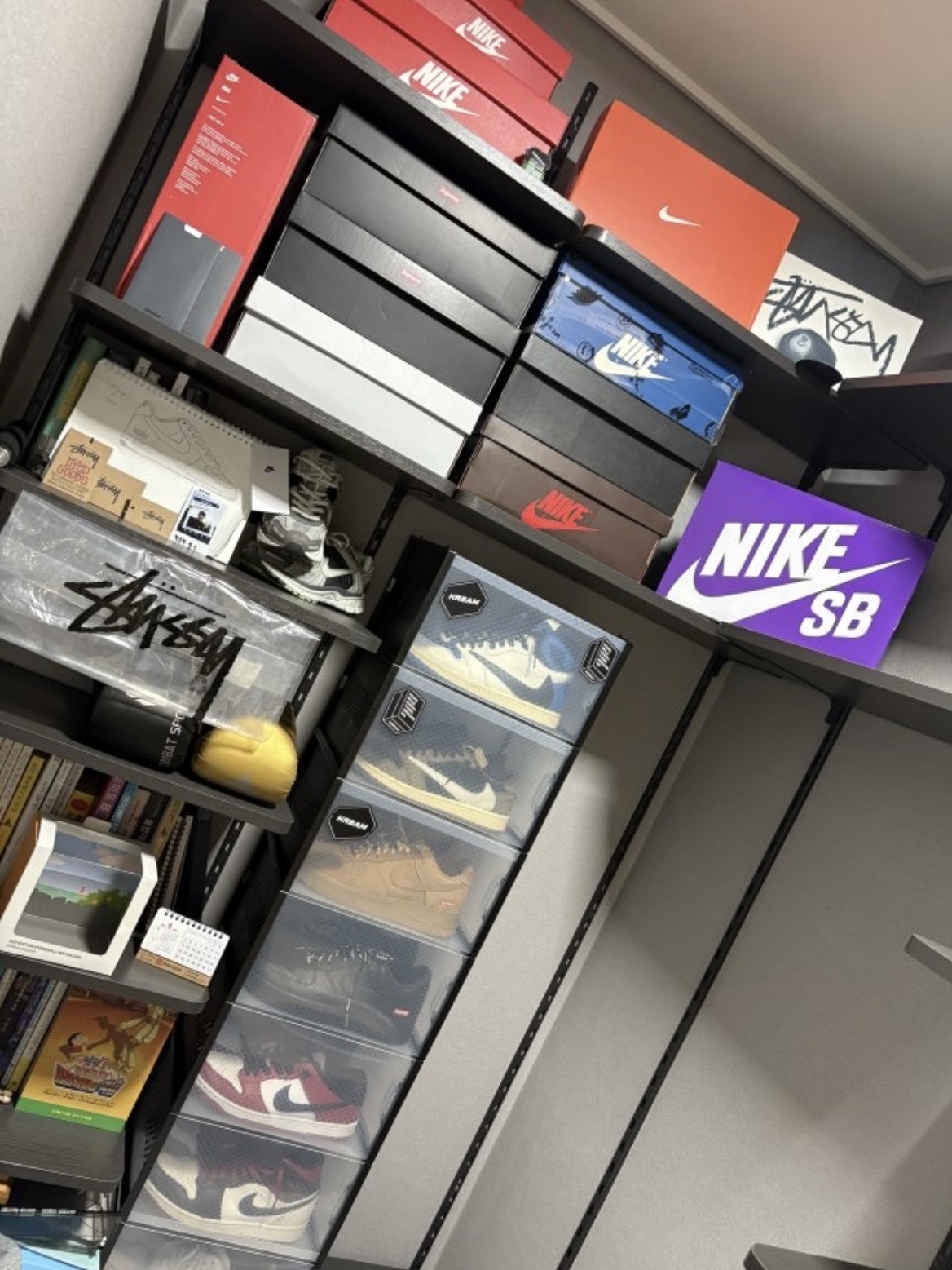 Nike Air Force 1 '07 Low White, Jordan 1 Mid White Gym Red 착용 스타일