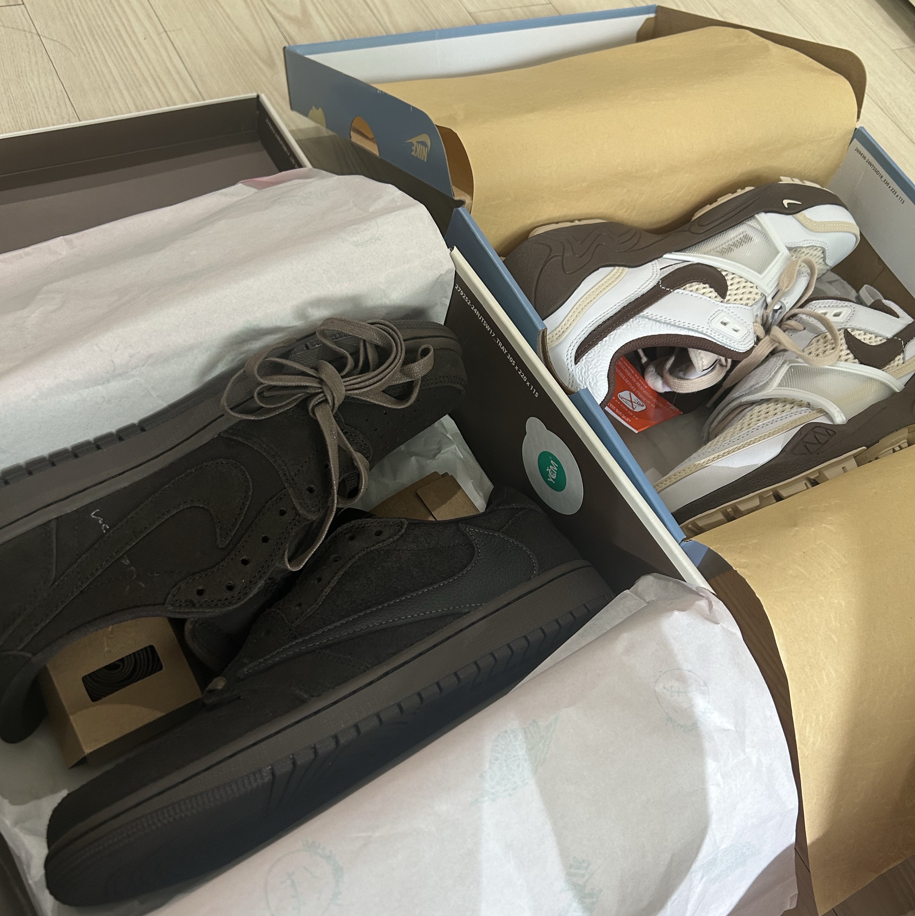 Nike x Travis Scott Zoom Field Jaxx White and Light Chocolate, Jordan 1 x Travis Scott Retro Low OG SP Velvet Brown and Dark Mocha 착용 스타일 - 1