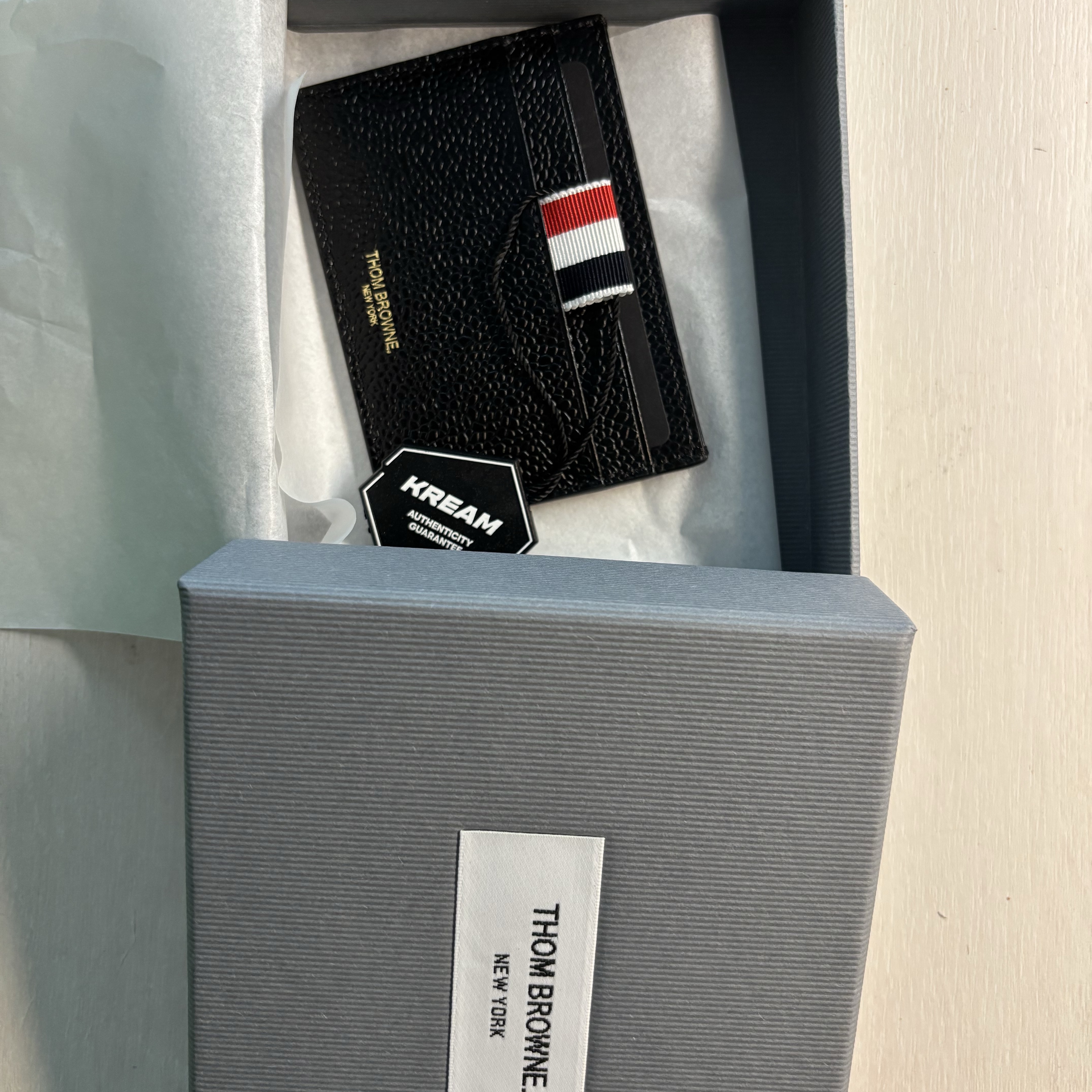 Thom Browne Pebble Grain Leather Stripe Note Compartment Card Holder Black 착용 스타일