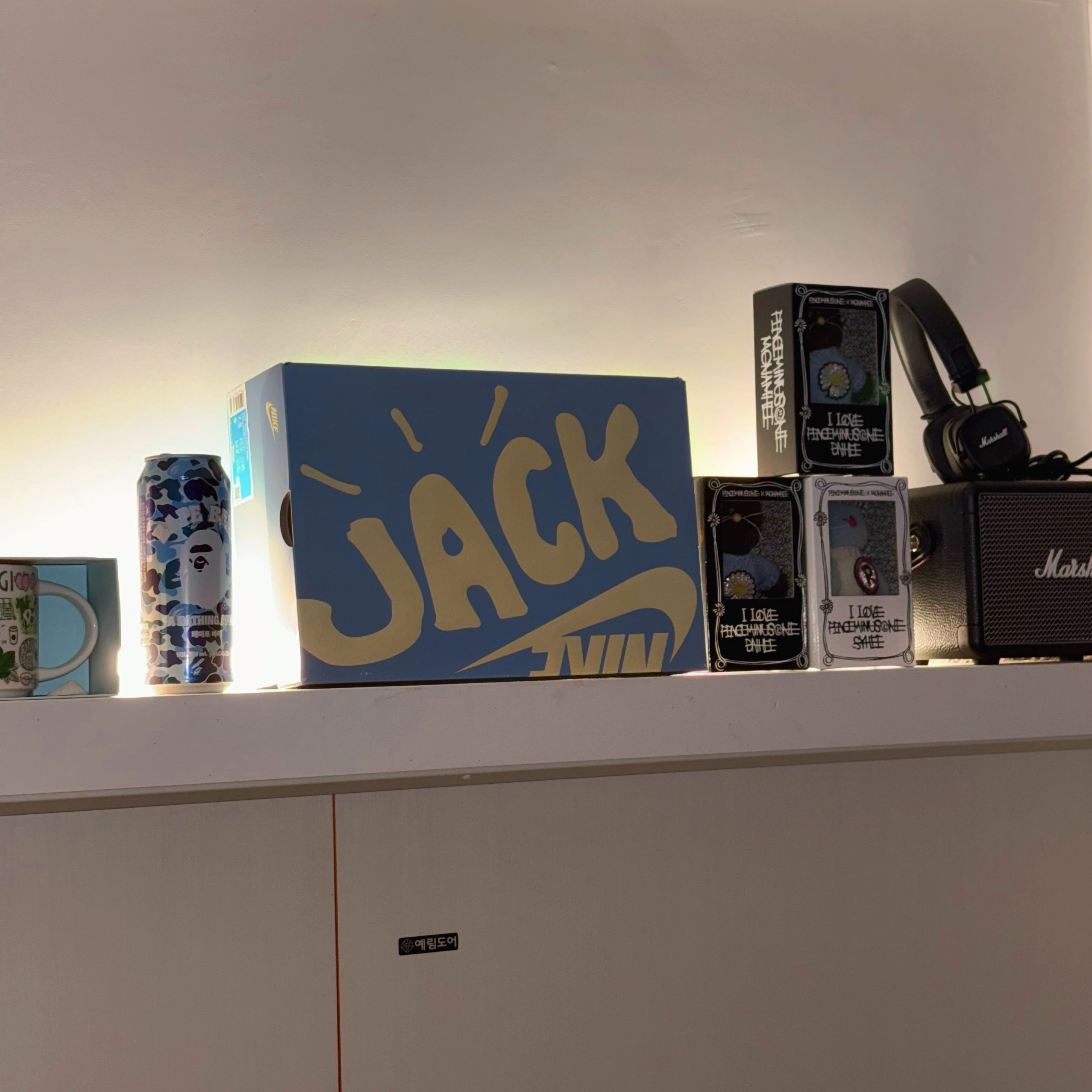 Nike x Travis Scott Zoom Field Jaxx White and Light Chocolate, Monamhee x Peaceminusone Daihee Plush Keyring 착용 스타일 - 3