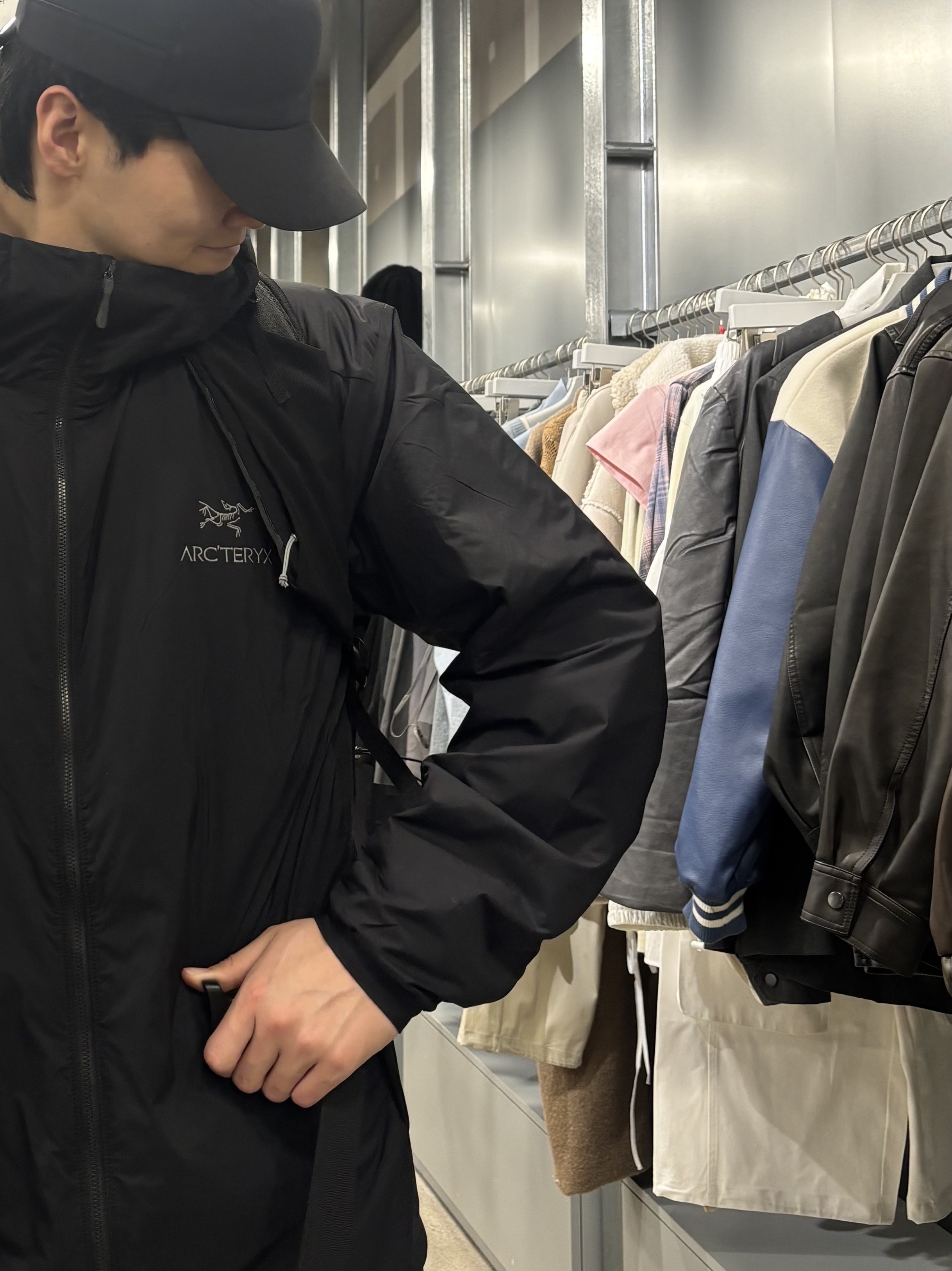 Arc'teryx Atom Hoody Black, Arc'teryx Aerios 35 Backpack Black 착용 스타일 - 3