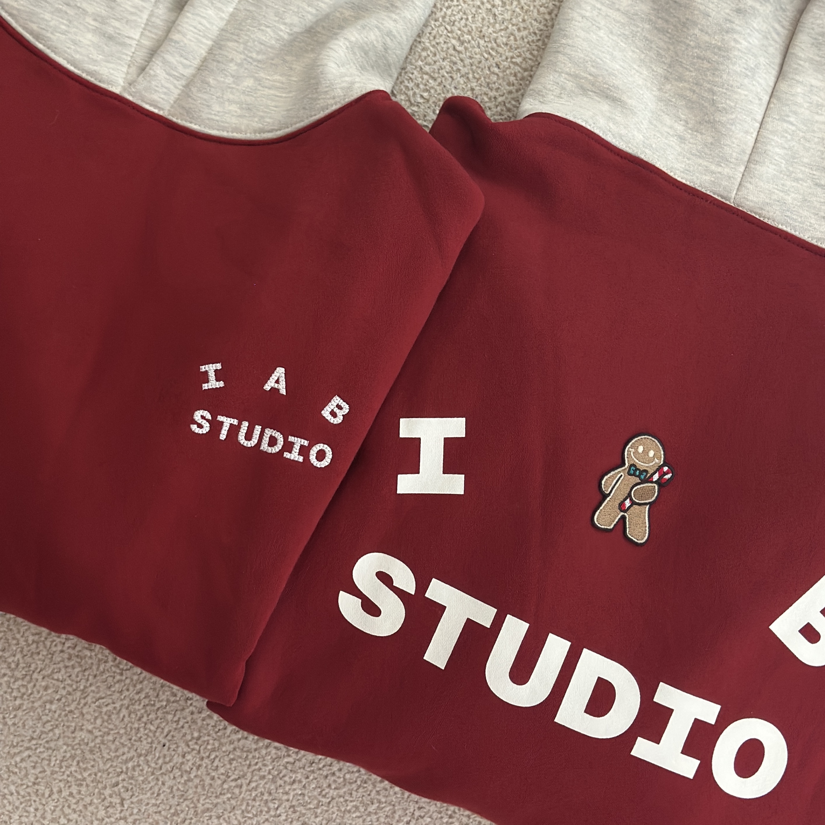 IAB Studio 24 Christmas Hoodie Burgundy Oatmeal 착용 스타일 - 3