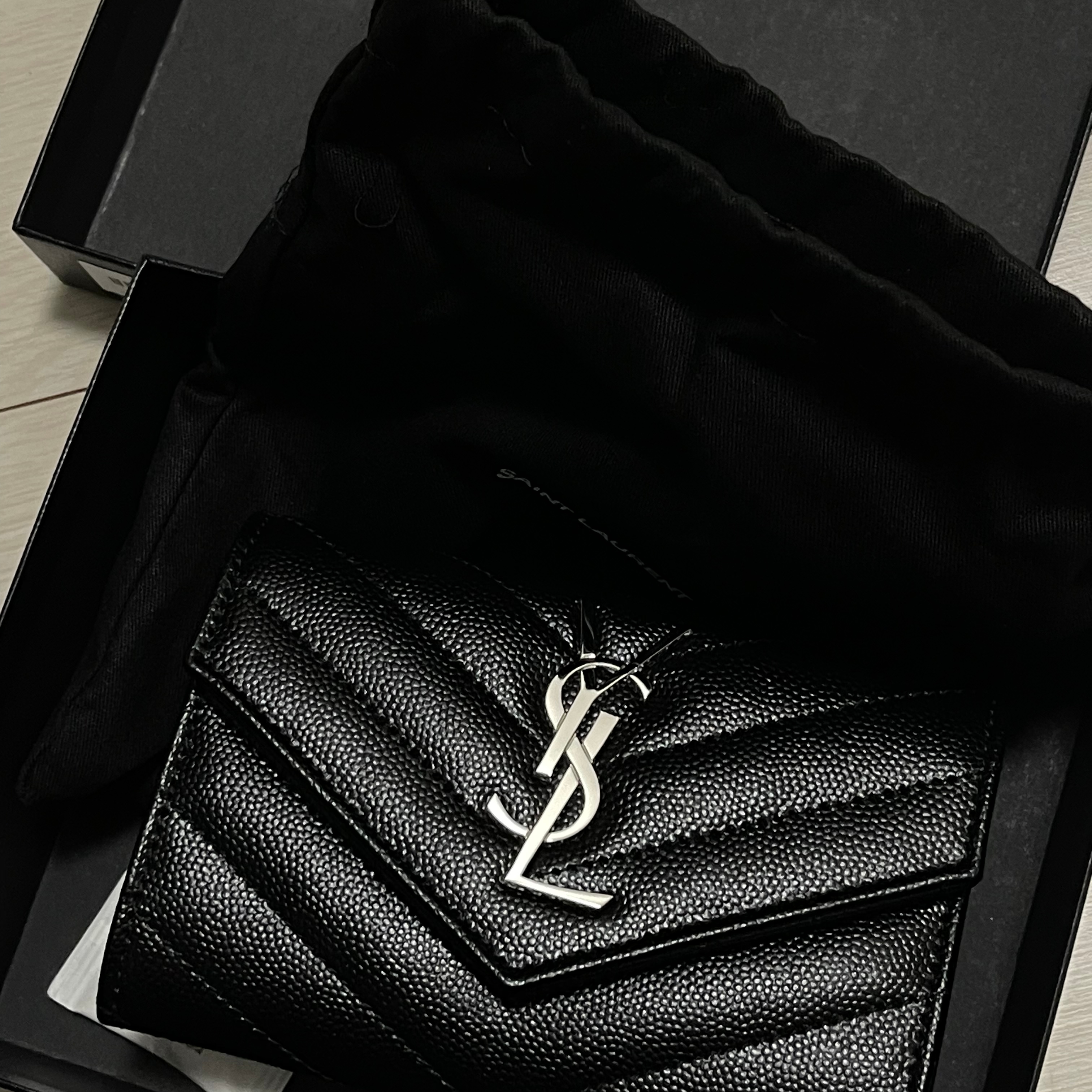 Saint Laurent Cassandre Matelasse Small Envelope Wallet in Grain de Poudre Embossed Leather Black Silver 착용 스타일