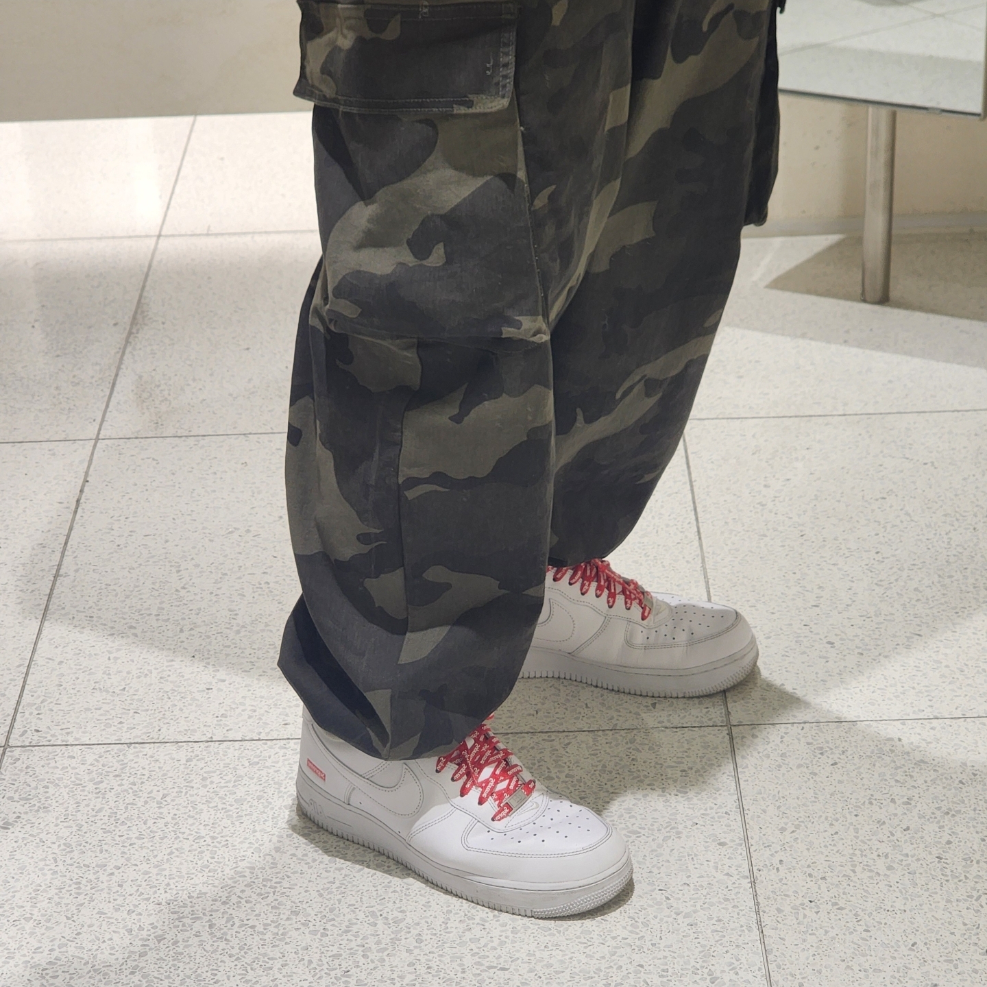 Nike x Supreme Air Force 1 Low White 착용 스타일 - 1