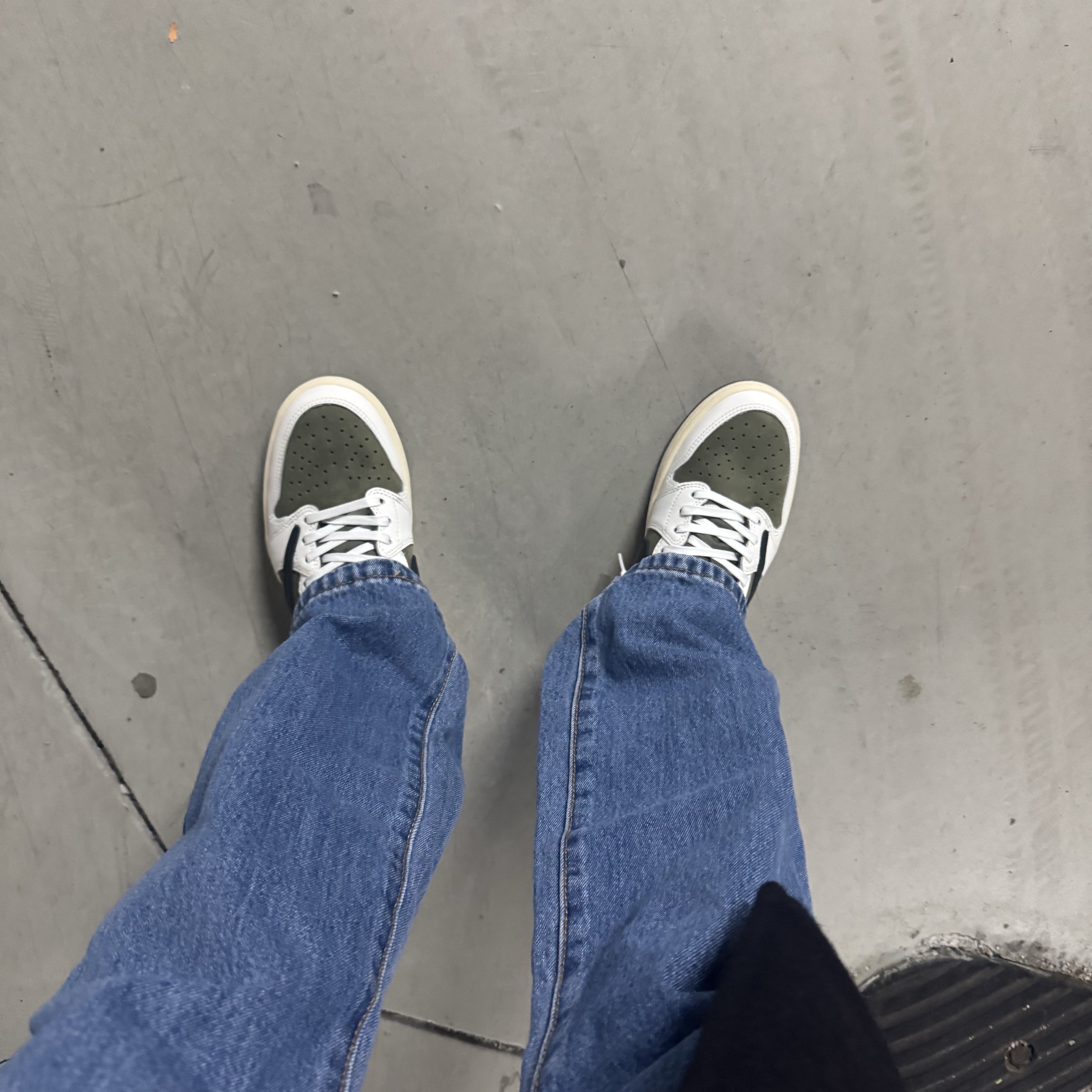 Jordan 1 x Travis Scott Retro Low OG SP Reverse Olive 착용 스타일